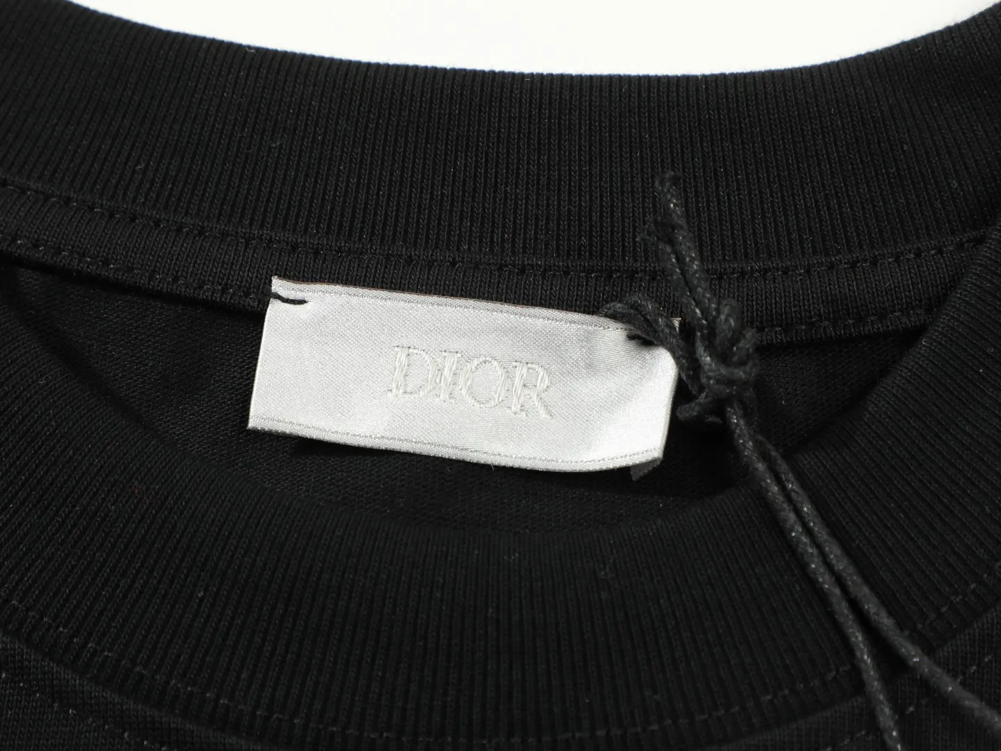 🅿️160 DIOR Dior letter embroidery LOGO‼ ️Short-sleeved T-shirt® *Customized 280g cotton fabric, the fabric is soft, skin-friendly and comfortable *Laminated letter logo on the front *A very simple and elegant one that is unparalleled in terms of upper body comfort, interpreting your luxury and taste, and creating your fashionable charm. ⚠️Washing method: It is recommended to dry clean or wrap the reverse side in a laundry bag and machine wash it quickly in cold water and let it dry naturally! ⚠️ Unisex style 𝐂𝐎𝐋𝐎𝐔𝐑: White Black 𝐒𝐈𝐙𝐄: S-XL
