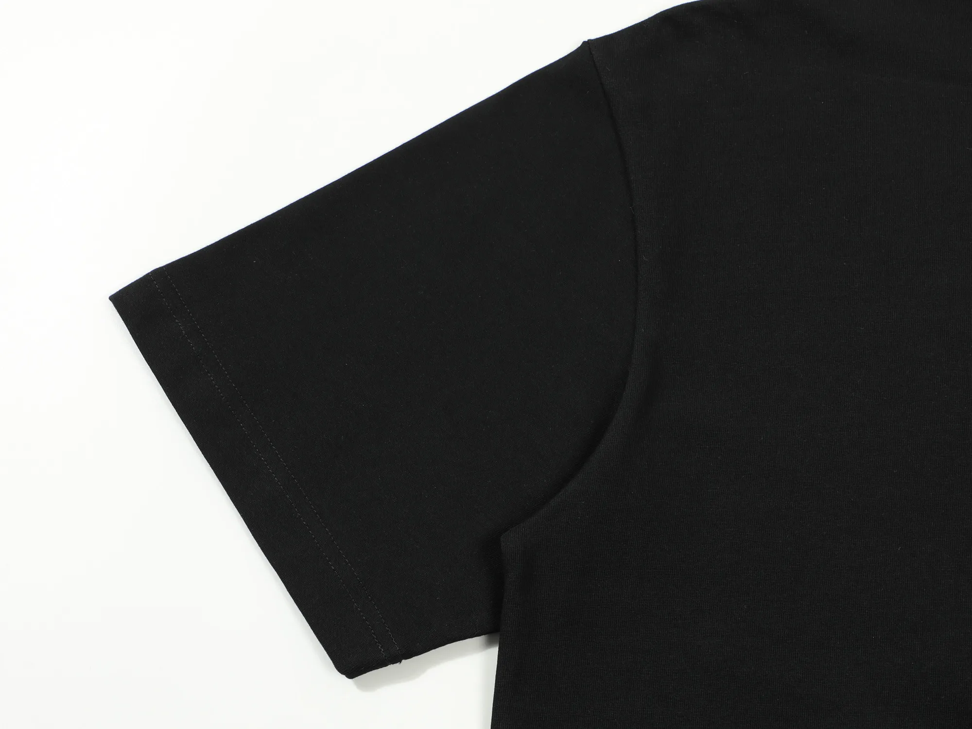 🅿️160 DIOR Dior letter embroidery LOGO‼ ️Short-sleeved T-shirt® *Customized 280g cotton fabric, the fabric is soft, skin-friendly and comfortable *Laminated letter logo on the front *A very simple and elegant one that is unparalleled in terms of upper body comfort, interpreting your luxury and taste, and creating your fashionable charm. ⚠️Washing method: It is recommended to dry clean or wrap the reverse side in a laundry bag and machine wash it quickly in cold water and let it dry naturally! ⚠️ Unisex style 𝐂𝐎𝐋𝐎𝐔𝐑: White Black 𝐒𝐈𝐙𝐄: S-XL