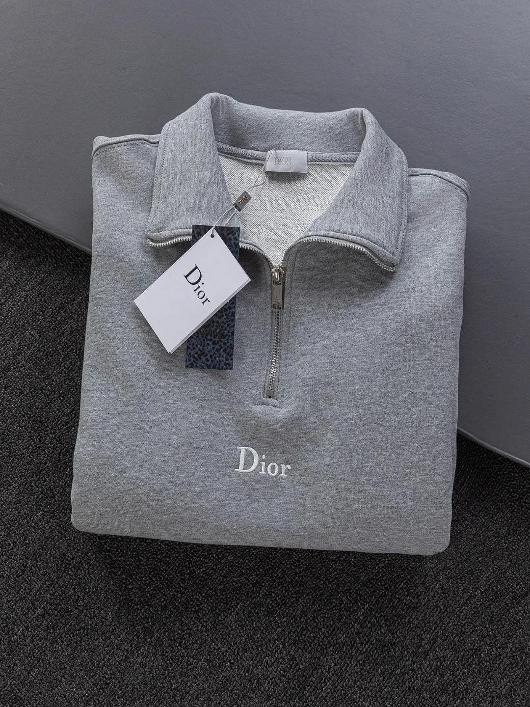 🅿️320 DIOR Dior CD micro wide version S-XL DIOR 25ss autumn and winter stand-up collar sweatshirt new Paris fashion show timeless classic style Stand collar, chest zipper, CD letter embroidered 🪡 logo pattern, the back panel is the leader in the luxury world, D family is well-deserved, and the piece I am going to talk about today, the first thing that catches the eye is the loose and comfortable black and white solid color version~~ The ribbed round collar has become the best modification of its version, while D family has the upper body LOGO listed on the front, and the unique letter logo patch embroidery design highlights the texture! The most traditional modification method combined with the simplest color scale contrast forms the strongest and direct contrast, and this is often the most concise and clear minimalist modification method~~A nostalgic classic atmosphere also spreads in this work inadvertently! ! Featuring a distinctive 47 logo patch embroidery on the front, a unique tribute to Dior's historic year! Coupled with the blessing of 440 grams of cotton material, both the comfort of the upper body is unparalleled. It can be said to be a must-have companion in summer. The excellent breathability and comfortable wearing feeling are unparalleled~ Recommended! ! Color: Gray Green Size: S-XL Size chart: S: Shoulder width 51-Bust 56-Length 69 M: Shoulder width 52.5-Bust 58-Length 71 L: Shoulder width 54-Bust 60-Length 73 XL: Shoulder width 55.5-Bust 62-Length 75
