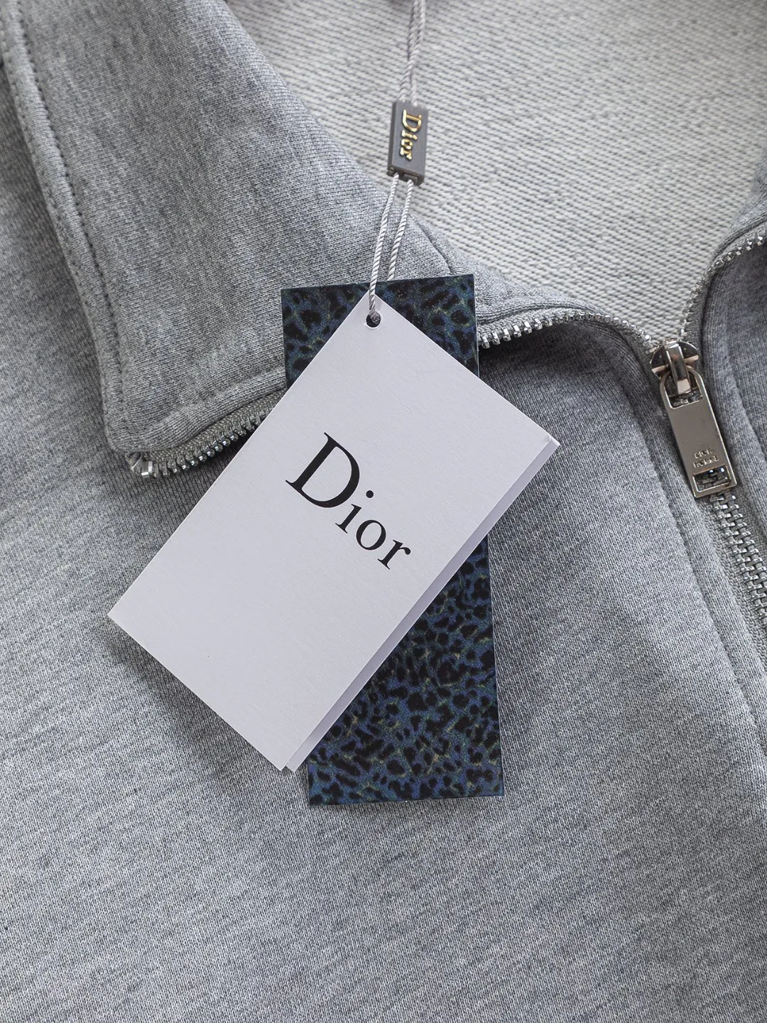 🅿️320 DIOR Dior CD micro wide version S-XL DIOR 25ss autumn and winter stand-up collar sweatshirt new Paris fashion show timeless classic style Stand collar, chest zipper, CD letter embroidered 🪡 logo pattern, the back panel is the leader in the luxury world, D family is well-deserved, and the piece I am going to talk about today, the first thing that catches the eye is the loose and comfortable black and white solid color version~~ The ribbed round collar has become the best modification of its version, while D family has the upper body LOGO listed on the front, and the unique letter logo patch embroidery design highlights the texture! The most traditional modification method combined with the simplest color scale contrast forms the strongest and direct contrast, and this is often the most concise and clear minimalist modification method~~A nostalgic classic atmosphere also spreads in this work inadvertently! ! Featuring a distinctive 47 logo patch embroidery on the front, a unique tribute to Dior's historic year! Coupled with the blessing of 440 grams of cotton material, both the comfort of the upper body is unparalleled. It can be said to be a must-have companion in summer. The excellent breathability and comfortable wearing feeling are unparalleled~ Recommended! ! Color: Gray Green Size: S-XL Size chart: S: Shoulder width 51-Bust 56-Length 69 M: Shoulder width 52.5-Bust 58-Length 71 L: Shoulder width 54-Bust 60-Length 73 XL: Shoulder width 55.5-Bust 62-Length 75