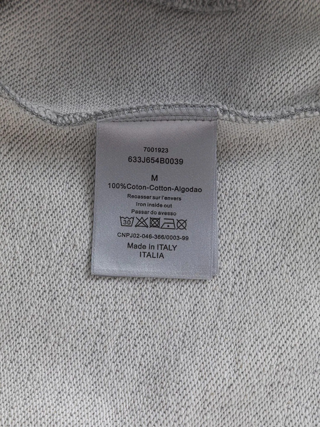 🅿️320 DIOR Dior CD micro wide version S-XL DIOR 25ss autumn and winter stand-up collar sweatshirt new Paris fashion show timeless classic style Stand collar, chest zipper, CD letter embroidered 🪡 logo pattern, the back panel is the leader in the luxury world, D family is well-deserved, and the piece I am going to talk about today, the first thing that catches the eye is the loose and comfortable black and white solid color version~~ The ribbed round collar has become the best modification of its version, while D family has the upper body LOGO listed on the front, and the unique letter logo patch embroidery design highlights the texture! The most traditional modification method combined with the simplest color scale contrast forms the strongest and direct contrast, and this is often the most concise and clear minimalist modification method~~A nostalgic classic atmosphere also spreads in this work inadvertently! ! Featuring a distinctive 47 logo patch embroidery on the front, a unique tribute to Dior's historic year! Coupled with the blessing of 440 grams of cotton material, both the comfort of the upper body is unparalleled. It can be said to be a must-have companion in summer. The excellent breathability and comfortable wearing feeling are unparalleled~ Recommended! ! Color: Gray Green Size: S-XL Size chart: S: Shoulder width 51-Bust 56-Length 69 M: Shoulder width 52.5-Bust 58-Length 71 L: Shoulder width 54-Bust 60-Length 73 XL: Shoulder width 55.5-Bust 62-Length 75