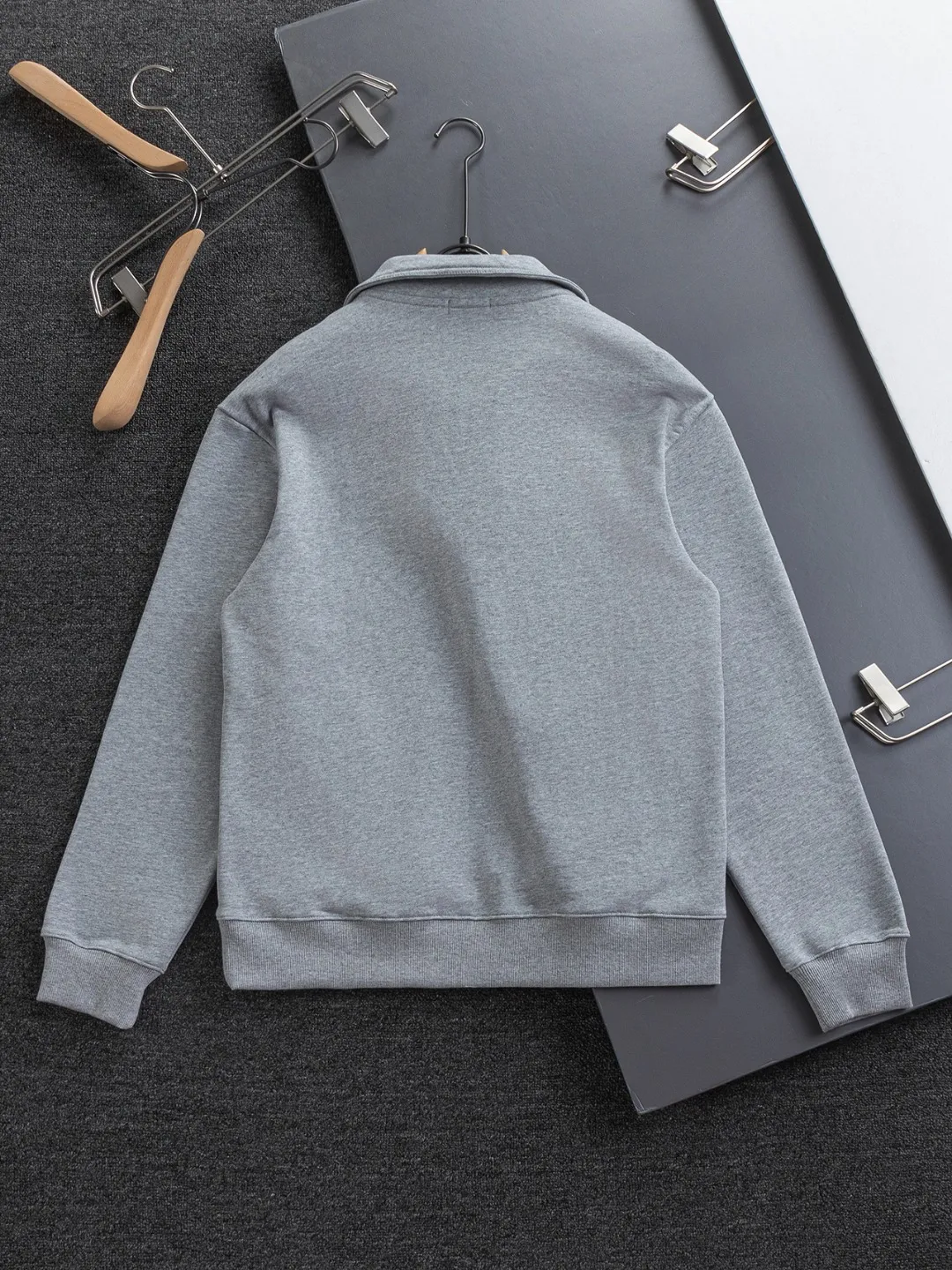 🅿️320 DIOR Dior CD micro wide version S-XL DIOR 25ss autumn and winter stand-up collar sweatshirt new Paris fashion show timeless classic style Stand collar, chest zipper, CD letter embroidered 🪡 logo pattern, the back panel is the leader in the luxury world, D family is well-deserved, and the piece I am going to talk about today, the first thing that catches the eye is the loose and comfortable black and white solid color version~~ The ribbed round collar has become the best modification of its version, while D family has the upper body LOGO listed on the front, and the unique letter logo patch embroidery design highlights the texture! The most traditional modification method combined with the simplest color scale contrast forms the strongest and direct contrast, and this is often the most concise and clear minimalist modification method~~A nostalgic classic atmosphere also spreads in this work inadvertently! ! Featuring a distinctive 47 logo patch embroidery on the front, a unique tribute to Dior's historic year! Coupled with the blessing of 440 grams of cotton material, both the comfort of the upper body is unparalleled. It can be said to be a must-have companion in summer. The excellent breathability and comfortable wearing feeling are unparalleled~ Recommended! ! Color: Gray Green Size: S-XL Size chart: S: Shoulder width 51-Bust 56-Length 69 M: Shoulder width 52.5-Bust 58-Length 71 L: Shoulder width 54-Bust 60-Length 73 XL: Shoulder width 55.5-Bust 62-Length 75