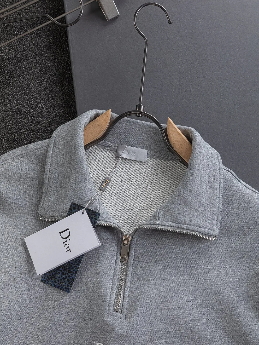 🅿️320 DIOR Dior CD micro wide version S-XL DIOR 25ss autumn and winter stand-up collar sweatshirt new Paris fashion show timeless classic style Stand collar, chest zipper, CD letter embroidered 🪡 logo pattern, the back panel is the leader in the luxury world, D family is well-deserved, and the piece I am going to talk about today, the first thing that catches the eye is the loose and comfortable black and white solid color version~~ The ribbed round collar has become the best modification of its version, while D family has the upper body LOGO listed on the front, and the unique letter logo patch embroidery design highlights the texture! The most traditional modification method combined with the simplest color scale contrast forms the strongest and direct contrast, and this is often the most concise and clear minimalist modification method~~A nostalgic classic atmosphere also spreads in this work inadvertently! ! Featuring a distinctive 47 logo patch embroidery on the front, a unique tribute to Dior's historic year! Coupled with the blessing of 440 grams of cotton material, both the comfort of the upper body is unparalleled. It can be said to be a must-have companion in summer. The excellent breathability and comfortable wearing feeling are unparalleled~ Recommended! ! Color: Gray Green Size: S-XL Size chart: S: Shoulder width 51-Bust 56-Length 69 M: Shoulder width 52.5-Bust 58-Length 71 L: Shoulder width 54-Bust 60-Length 73 XL: Shoulder width 55.5-Bust 62-Length 75