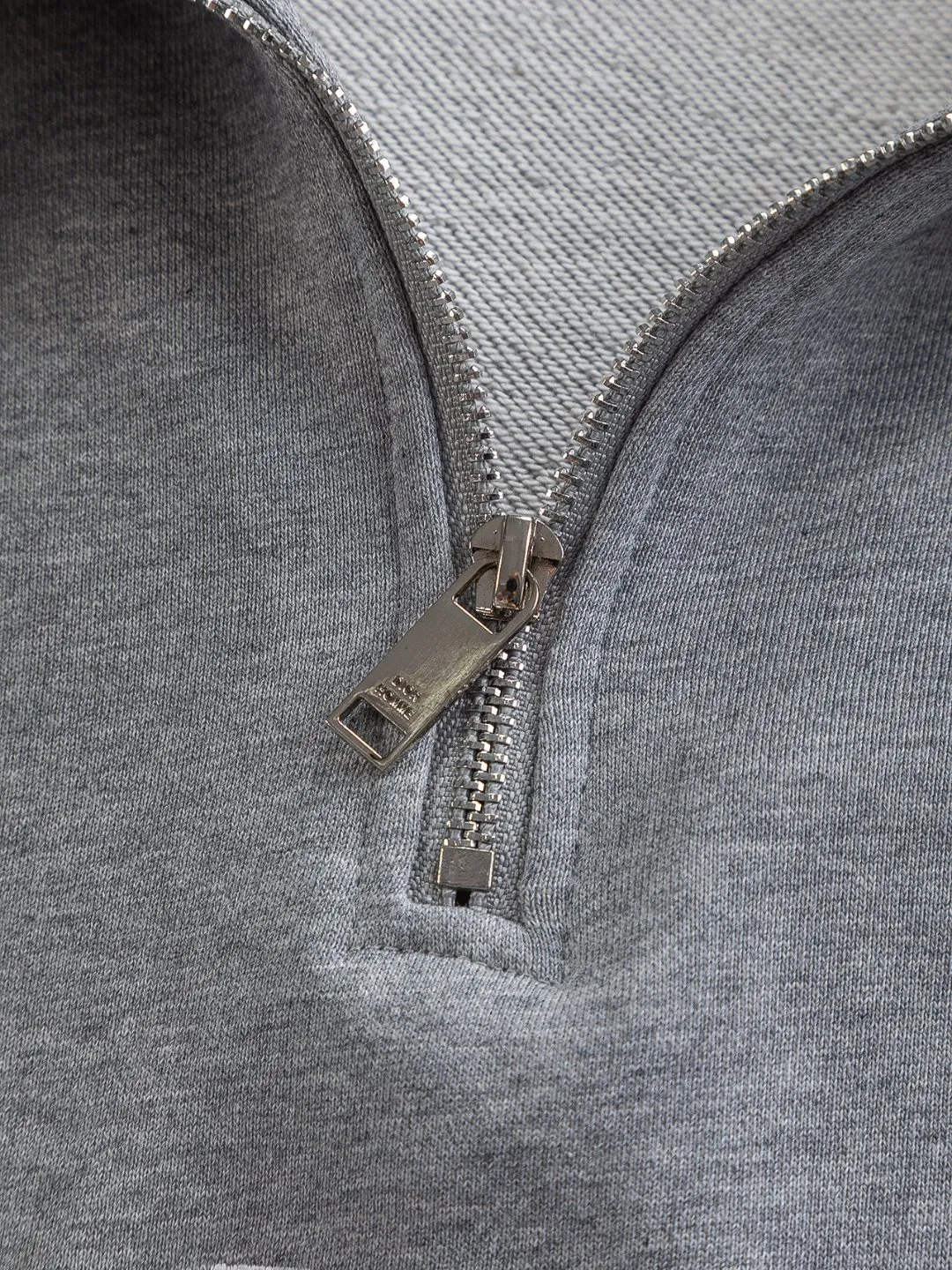 🅿️320 DIOR Dior CD micro wide version S-XL DIOR 25ss autumn and winter stand-up collar sweatshirt new Paris fashion show timeless classic style Stand collar, chest zipper, CD letter embroidered 🪡 logo pattern, the back panel is the leader in the luxury world, D family is well-deserved, and the piece I am going to talk about today, the first thing that catches the eye is the loose and comfortable black and white solid color version~~ The ribbed round collar has become the best modification of its version, while D family has the upper body LOGO listed on the front, and the unique letter logo patch embroidery design highlights the texture! The most traditional modification method combined with the simplest color scale contrast forms the strongest and direct contrast, and this is often the most concise and clear minimalist modification method~~A nostalgic classic atmosphere also spreads in this work inadvertently! ! Featuring a distinctive 47 logo patch embroidery on the front, a unique tribute to Dior's historic year! Coupled with the blessing of 440 grams of cotton material, both the comfort of the upper body is unparalleled. It can be said to be a must-have companion in summer. The excellent breathability and comfortable wearing feeling are unparalleled~ Recommended! ! Color: Gray Green Size: S-XL Size chart: S: Shoulder width 51-Bust 56-Length 69 M: Shoulder width 52.5-Bust 58-Length 71 L: Shoulder width 54-Bust 60-Length 73 XL: Shoulder width 55.5-Bust 62-Length 75