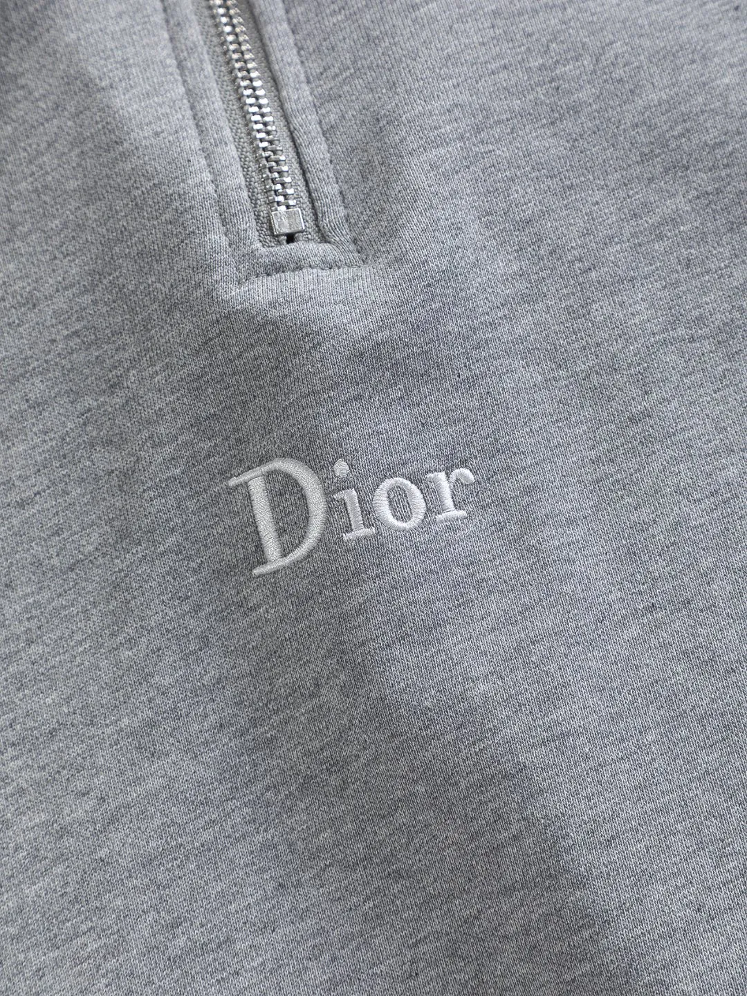🅿️320 DIOR Dior CD micro wide version S-XL DIOR 25ss autumn and winter stand-up collar sweatshirt new Paris fashion show timeless classic style Stand collar, chest zipper, CD letter embroidered 🪡 logo pattern, the back panel is the leader in the luxury world, D family is well-deserved, and the piece I am going to talk about today, the first thing that catches the eye is the loose and comfortable black and white solid color version~~ The ribbed round collar has become the best modification of its version, while D family has the upper body LOGO listed on the front, and the unique letter logo patch embroidery design highlights the texture! The most traditional modification method combined with the simplest color scale contrast forms the strongest and direct contrast, and this is often the most concise and clear minimalist modification method~~A nostalgic classic atmosphere also spreads in this work inadvertently! ! Featuring a distinctive 47 logo patch embroidery on the front, a unique tribute to Dior's historic year! Coupled with the blessing of 440 grams of cotton material, both the comfort of the upper body is unparalleled. It can be said to be a must-have companion in summer. The excellent breathability and comfortable wearing feeling are unparalleled~ Recommended! ! Color: Gray Green Size: S-XL Size chart: S: Shoulder width 51-Bust 56-Length 69 M: Shoulder width 52.5-Bust 58-Length 71 L: Shoulder width 54-Bust 60-Length 73 XL: Shoulder width 55.5-Bust 62-Length 75