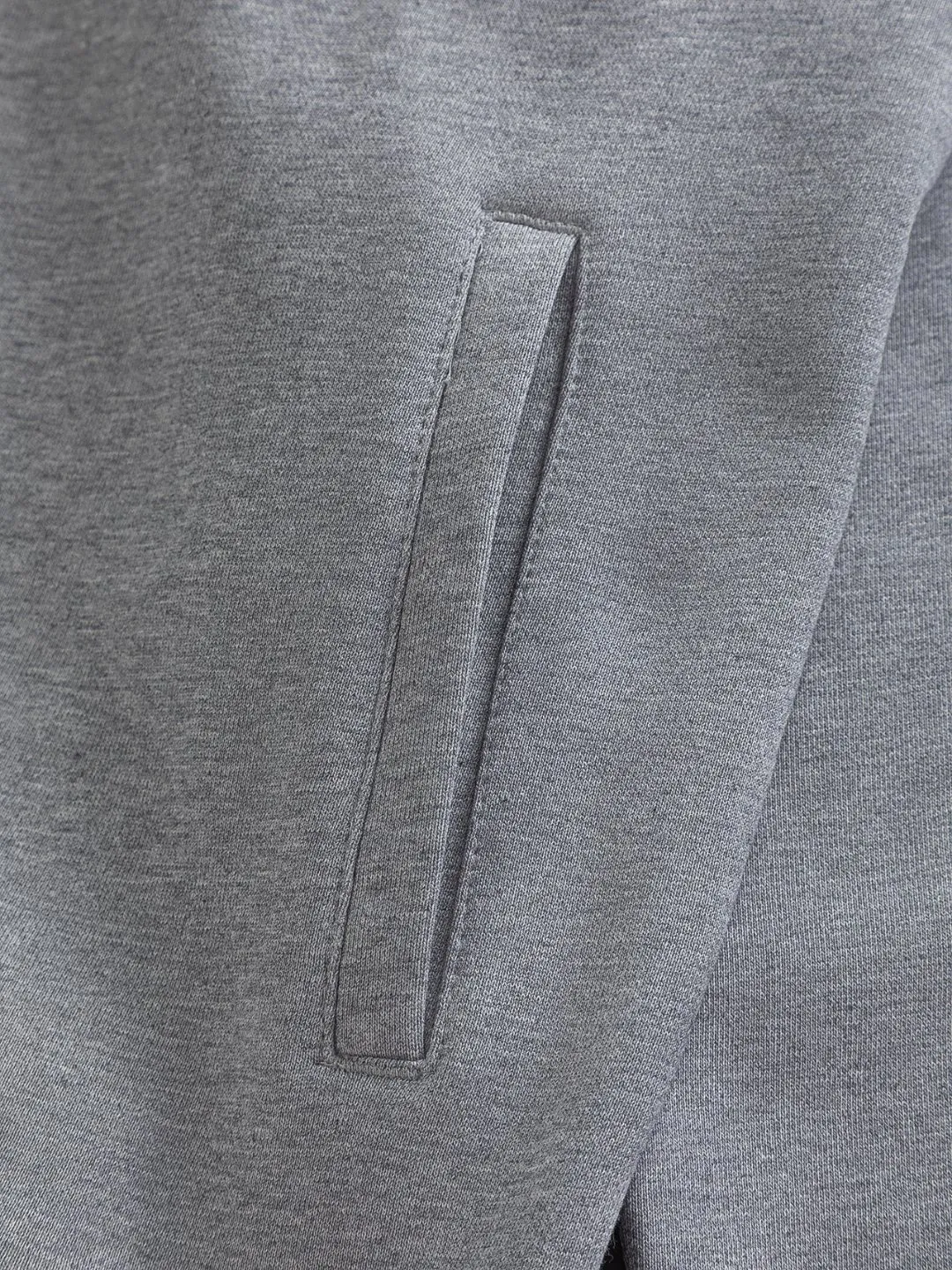 🅿️320 DIOR Dior CD micro wide version S-XL DIOR 25ss autumn and winter stand-up collar sweatshirt new Paris fashion show timeless classic style Stand collar, chest zipper, CD letter embroidered 🪡 logo pattern, the back panel is the leader in the luxury world, D family is well-deserved, and the piece I am going to talk about today, the first thing that catches the eye is the loose and comfortable black and white solid color version~~ The ribbed round collar has become the best modification of its version, while D family has the upper body LOGO listed on the front, and the unique letter logo patch embroidery design highlights the texture! The most traditional modification method combined with the simplest color scale contrast forms the strongest and direct contrast, and this is often the most concise and clear minimalist modification method~~A nostalgic classic atmosphere also spreads in this work inadvertently! ! Featuring a distinctive 47 logo patch embroidery on the front, a unique tribute to Dior's historic year! Coupled with the blessing of 440 grams of cotton material, both the comfort of the upper body is unparalleled. It can be said to be a must-have companion in summer. The excellent breathability and comfortable wearing feeling are unparalleled~ Recommended! ! Color: Gray Green Size: S-XL Size chart: S: Shoulder width 51-Bust 56-Length 69 M: Shoulder width 52.5-Bust 58-Length 71 L: Shoulder width 54-Bust 60-Length 73 XL: Shoulder width 55.5-Bust 62-Length 75
