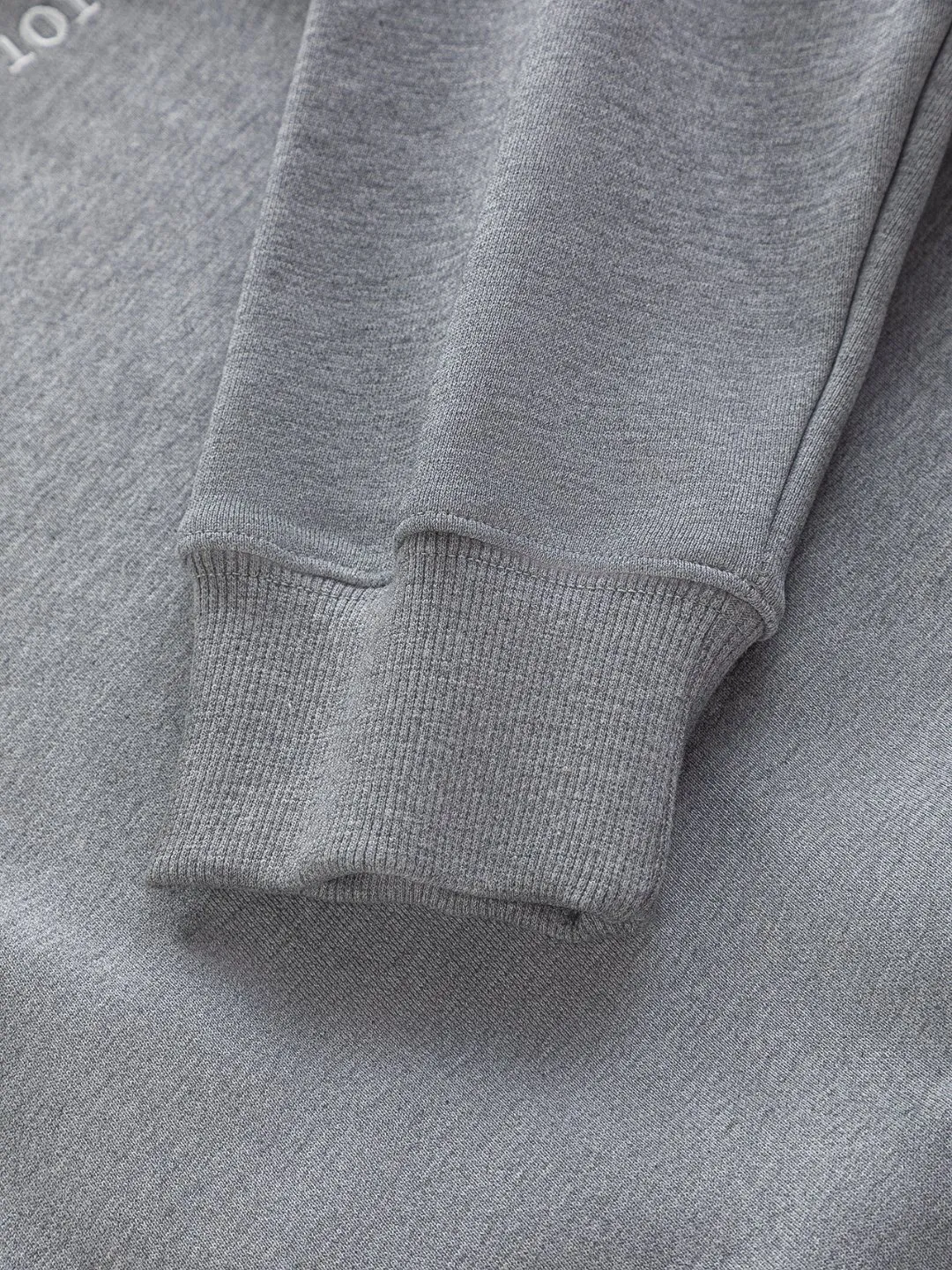 🅿️320 DIOR Dior CD micro wide version S-XL DIOR 25ss autumn and winter stand-up collar sweatshirt new Paris fashion show timeless classic style Stand collar, chest zipper, CD letter embroidered 🪡 logo pattern, the back panel is the leader in the luxury world, D family is well-deserved, and the piece I am going to talk about today, the first thing that catches the eye is the loose and comfortable black and white solid color version~~ The ribbed round collar has become the best modification of its version, while D family has the upper body LOGO listed on the front, and the unique letter logo patch embroidery design highlights the texture! The most traditional modification method combined with the simplest color scale contrast forms the strongest and direct contrast, and this is often the most concise and clear minimalist modification method~~A nostalgic classic atmosphere also spreads in this work inadvertently! ! Featuring a distinctive 47 logo patch embroidery on the front, a unique tribute to Dior's historic year! Coupled with the blessing of 440 grams of cotton material, both the comfort of the upper body is unparalleled. It can be said to be a must-have companion in summer. The excellent breathability and comfortable wearing feeling are unparalleled~ Recommended! ! Color: Gray Green Size: S-XL Size chart: S: Shoulder width 51-Bust 56-Length 69 M: Shoulder width 52.5-Bust 58-Length 71 L: Shoulder width 54-Bust 60-Length 73 XL: Shoulder width 55.5-Bust 62-Length 75