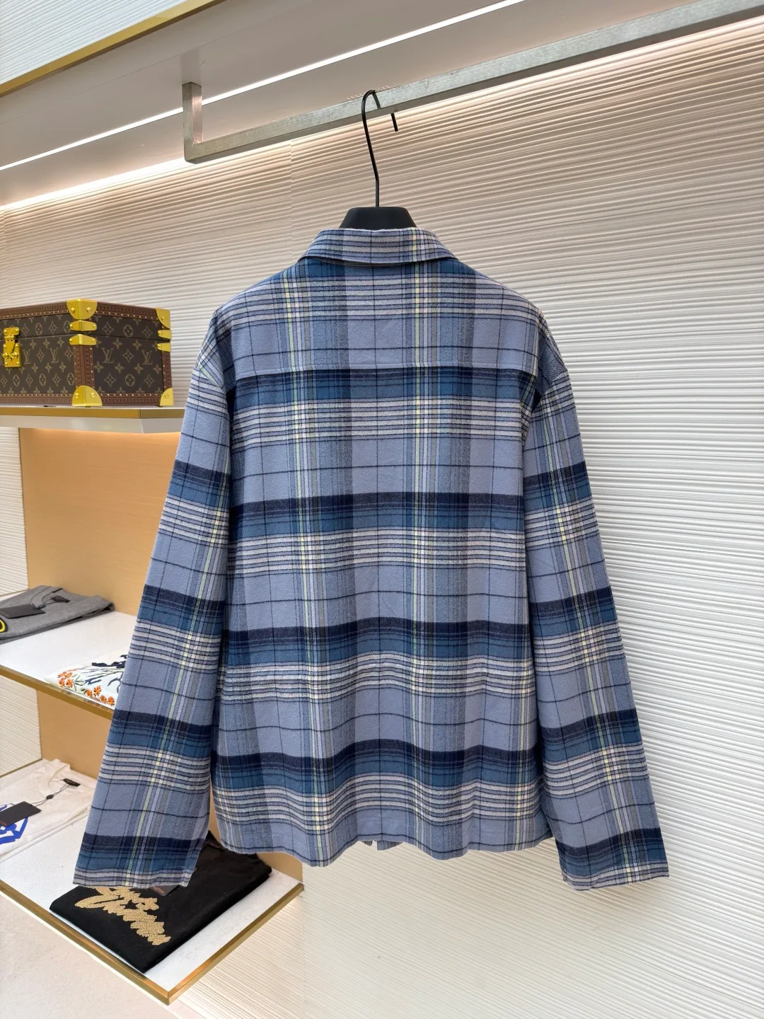 Dior long-sleeved plaid zipper shirt ●Original version: purchased and developed by 12036 ●Item number: 1681958-B60 ●Fabric: jacquard plaid fabric ●Technology: made on positioning cutting machine ●Color: blue ●Version: fitted version ●Weight: about 540 grams ●Size: 48-50-52-54 ●Description: This DIOR long-sleeved plaid zipper shirt is made of custom plaid fabric and is precisely cut using positioning cutting technology to ensure that each plaid splicing is aligned without deviation and presents a regular visual effect. The body adopts a zipper closure design, with classic lapels and hidden side pockets, taking into account both functionality and simple style. The sizes cover sizes 48-54, and the length, bust and other dimensions are gradient to adapt to different body shapes, and the measurement error is controlled within 1-3CM. The texture of the fabric is delicate and crisp. It is recommended to hand wash and maintain it to preserve the fabric pattern and plaid color. The overall craftsmanship takes into account both high-end texture and daily wearability. The overall wiring is straight and delicate, the fabric is comfortable and soft, and the color is consistent without color difference. It can be matched with the same style to create a fashionable look and control various occasions. Customized accessories, complete with three standards, same style for men and women!