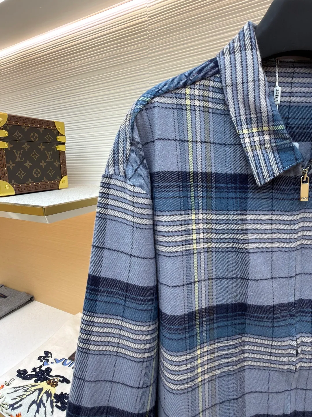 Dior long-sleeved plaid zipper shirt ●Original version: purchased and developed by 12036 ●Item number: 1681958-B60 ●Fabric: jacquard plaid fabric ●Technology: made on positioning cutting machine ●Color: blue ●Version: fitted version ●Weight: about 540 grams ●Size: 48-50-52-54 ●Description: This DIOR long-sleeved plaid zipper shirt is made of custom plaid fabric and is precisely cut using positioning cutting technology to ensure that each plaid splicing is aligned without deviation and presents a regular visual effect. The body adopts a zipper closure design, with classic lapels and hidden side pockets, taking into account both functionality and simple style. The sizes cover sizes 48-54, and the length, bust and other dimensions are gradient to adapt to different body shapes, and the measurement error is controlled within 1-3CM. The texture of the fabric is delicate and crisp. It is recommended to hand wash and maintain it to preserve the fabric pattern and plaid color. The overall craftsmanship takes into account both high-end texture and daily wearability. The overall wiring is straight and delicate, the fabric is comfortable and soft, and the color is consistent without color difference. It can be matched with the same style to create a fashionable look and control various occasions. Customized accessories, complete with three standards, same style for men and women!