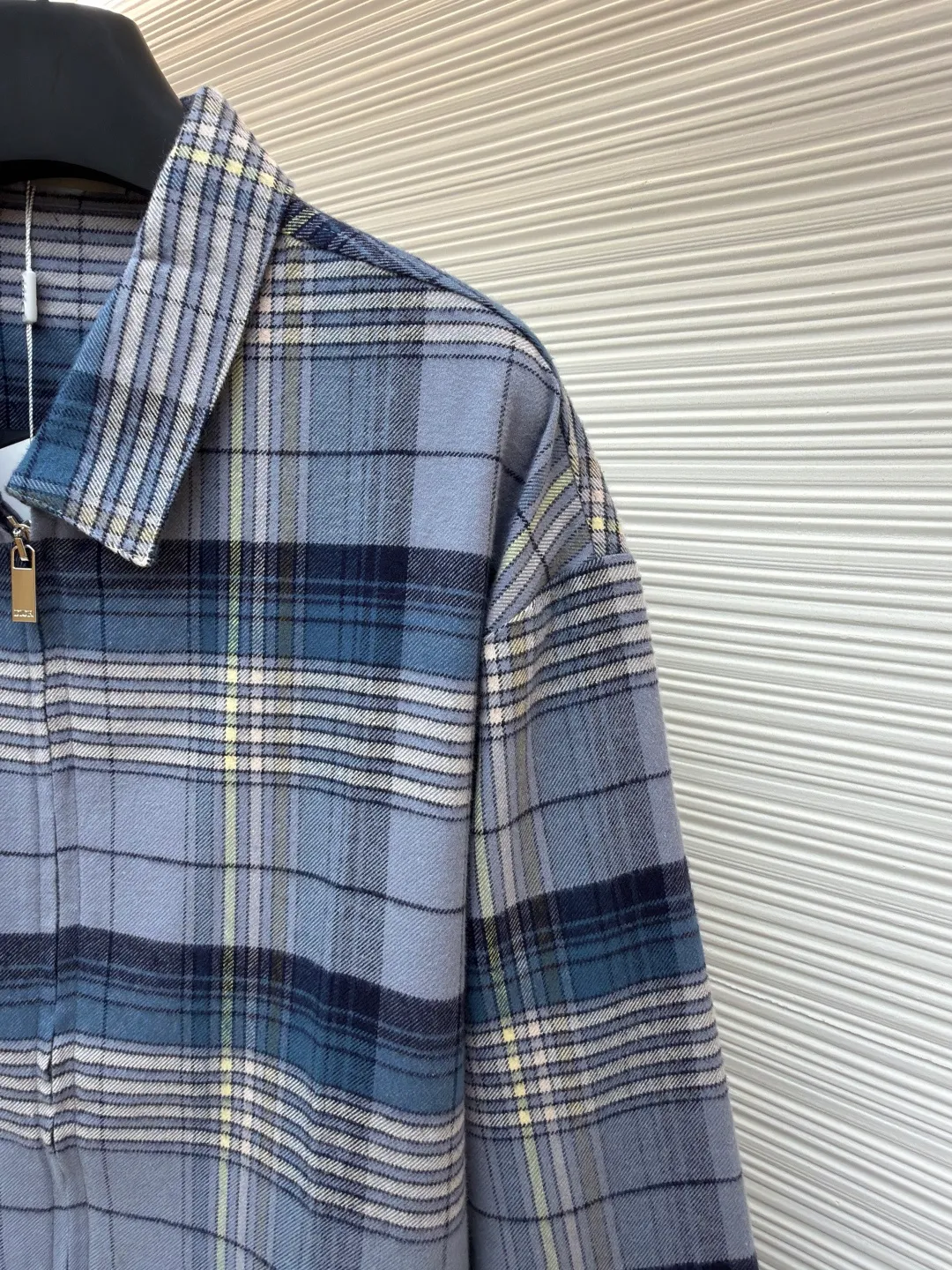 Dior long-sleeved plaid zipper shirt ●Original version: purchased and developed by 12036 ●Item number: 1681958-B60 ●Fabric: jacquard plaid fabric ●Technology: made on positioning cutting machine ●Color: blue ●Version: fitted version ●Weight: about 540 grams ●Size: 48-50-52-54 ●Description: This DIOR long-sleeved plaid zipper shirt is made of custom plaid fabric and is precisely cut using positioning cutting technology to ensure that each plaid splicing is aligned without deviation and presents a regular visual effect. The body adopts a zipper closure design, with classic lapels and hidden side pockets, taking into account both functionality and simple style. The sizes cover sizes 48-54, and the length, bust and other dimensions are gradient to adapt to different body shapes, and the measurement error is controlled within 1-3CM. The texture of the fabric is delicate and crisp. It is recommended to hand wash and maintain it to preserve the fabric pattern and plaid color. The overall craftsmanship takes into account both high-end texture and daily wearability. The overall wiring is straight and delicate, the fabric is comfortable and soft, and the color is consistent without color difference. It can be matched with the same style to create a fashionable look and control various occasions. Customized accessories, complete with three standards, same style for men and women!