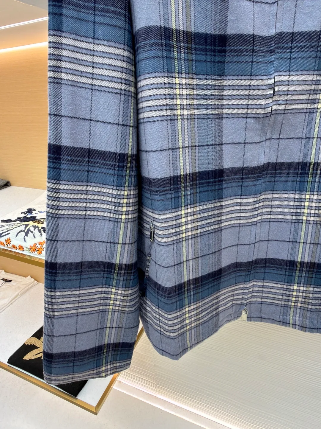 Dior long-sleeved plaid zipper shirt ●Original version: purchased and developed by 12036 ●Item number: 1681958-B60 ●Fabric: jacquard plaid fabric ●Technology: made on positioning cutting machine ●Color: blue ●Version: fitted version ●Weight: about 540 grams ●Size: 48-50-52-54 ●Description: This DIOR long-sleeved plaid zipper shirt is made of custom plaid fabric and is precisely cut using positioning cutting technology to ensure that each plaid splicing is aligned without deviation and presents a regular visual effect. The body adopts a zipper closure design, with classic lapels and hidden side pockets, taking into account both functionality and simple style. The sizes cover sizes 48-54, and the length, bust and other dimensions are gradient to adapt to different body shapes, and the measurement error is controlled within 1-3CM. The texture of the fabric is delicate and crisp. It is recommended to hand wash and maintain it to preserve the fabric pattern and plaid color. The overall craftsmanship takes into account both high-end texture and daily wearability. The overall wiring is straight and delicate, the fabric is comfortable and soft, and the color is consistent without color difference. It can be matched with the same style to create a fashionable look and control various occasions. Customized accessories, complete with three standards, same style for men and women!