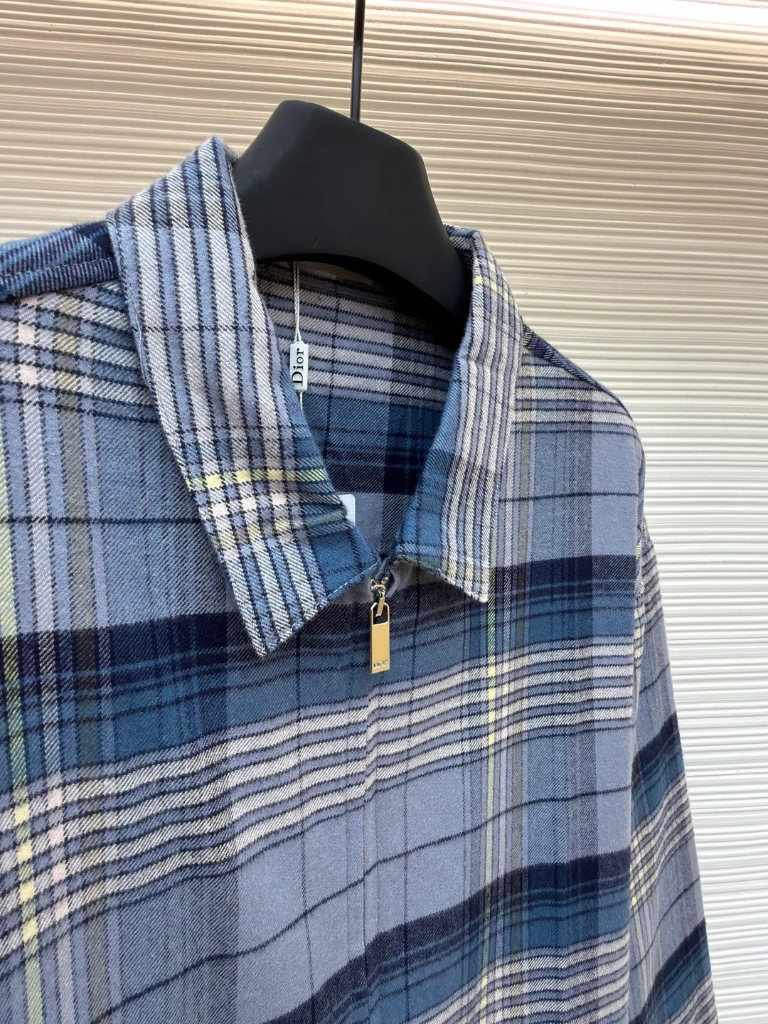Dior long-sleeved plaid zipper shirt ●Original version: purchased and developed by 12036 ●Item number: 1681958-B60 ●Fabric: jacquard plaid fabric ●Technology: made on positioning cutting machine ●Color: blue ●Version: fitted version ●Weight: about 540 grams ●Size: 48-50-52-54 ●Description: This DIOR long-sleeved plaid zipper shirt is made of custom plaid fabric and is precisely cut using positioning cutting technology to ensure that each plaid splicing is aligned without deviation and presents a regular visual effect. The body adopts a zipper closure design, with classic lapels and hidden side pockets, taking into account both functionality and simple style. The sizes cover sizes 48-54, and the length, bust and other dimensions are gradient to adapt to different body shapes, and the measurement error is controlled within 1-3CM. The texture of the fabric is delicate and crisp. It is recommended to hand wash and maintain it to preserve the fabric pattern and plaid color. The overall craftsmanship takes into account both high-end texture and daily wearability. The overall wiring is straight and delicate, the fabric is comfortable and soft, and the color is consistent without color difference. It can be matched with the same style to create a fashionable look and control various occasions. Customized accessories, complete with three standards, same style for men and women!