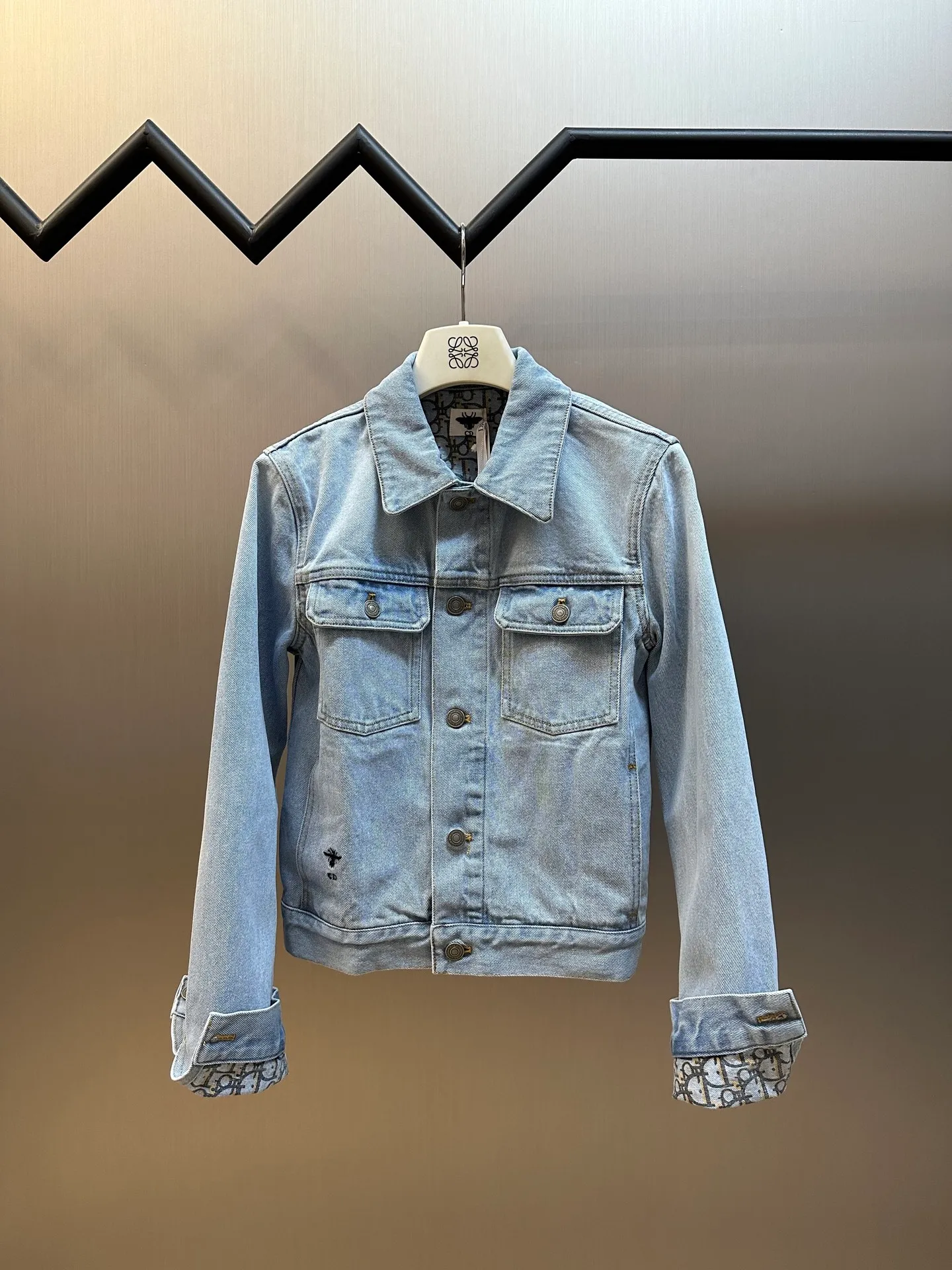 🅿️670 Dior Dioriviera Denim Jacket This jacket comes from the Dioriviera limited series and is a classic item reinterpreted by Maria Grazia Chiuri. Crafted from light blue stonewashed cotton denim with Oblique print on the interior. Short fit with CD Bee logo embroidered on the front and Christian Dior leather patch on the back. Two buttoned flap pockets on the chest and two side slit pockets add sophistication. Wear it with the matching jeans or other Dioriviera pieces for a coordinated look.  size：s m l
