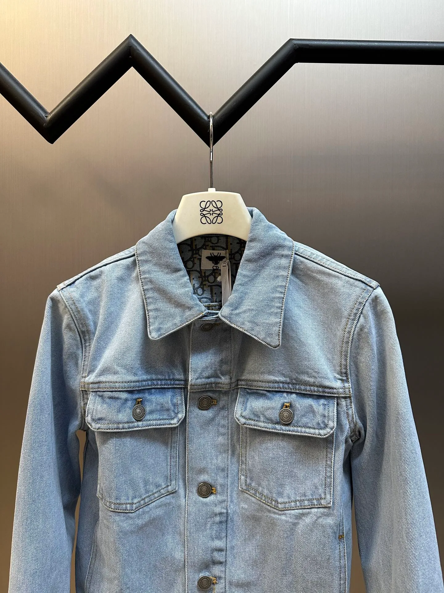 🅿️670 Dior Dioriviera Denim Jacket This jacket comes from the Dioriviera limited series and is a classic item reinterpreted by Maria Grazia Chiuri. Crafted from light blue stonewashed cotton denim with Oblique print on the interior. Short fit with CD Bee logo embroidered on the front and Christian Dior leather patch on the back. Two buttoned flap pockets on the chest and two side slit pockets add sophistication. Wear it with the matching jeans or other Dioriviera pieces for a coordinated look.  size：s m l