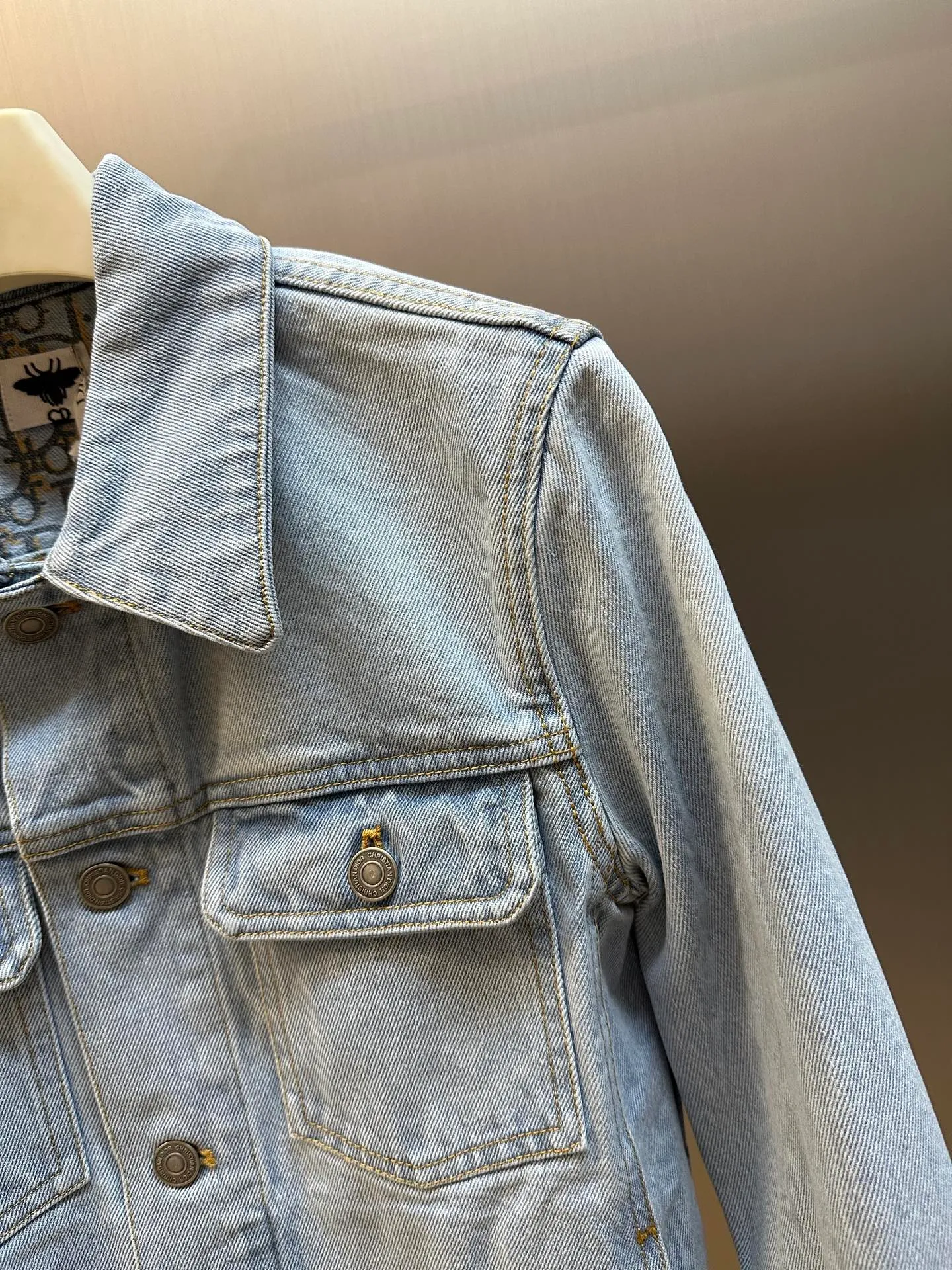 🅿️670 Dior Dioriviera Denim Jacket This jacket comes from the Dioriviera limited series and is a classic item reinterpreted by Maria Grazia Chiuri. Crafted from light blue stonewashed cotton denim with Oblique print on the interior. Short fit with CD Bee logo embroidered on the front and Christian Dior leather patch on the back. Two buttoned flap pockets on the chest and two side slit pockets add sophistication. Wear it with the matching jeans or other Dioriviera pieces for a coordinated look.  size：s m l