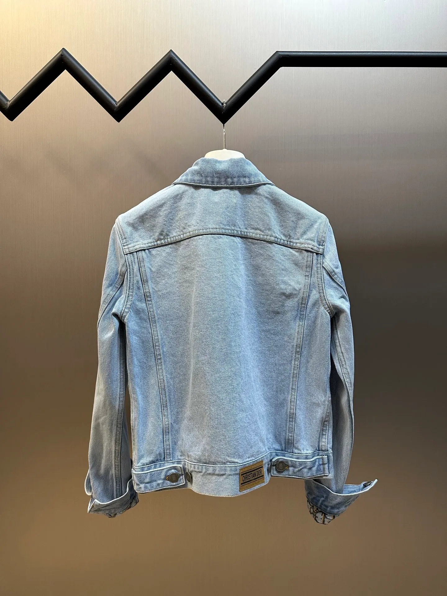 🅿️670 Dior Dioriviera Denim Jacket This jacket comes from the Dioriviera limited series and is a classic item reinterpreted by Maria Grazia Chiuri. Crafted from light blue stonewashed cotton denim with Oblique print on the interior. Short fit with CD Bee logo embroidered on the front and Christian Dior leather patch on the back. Two buttoned flap pockets on the chest and two side slit pockets add sophistication. Wear it with the matching jeans or other Dioriviera pieces for a coordinated look.  size：s m l