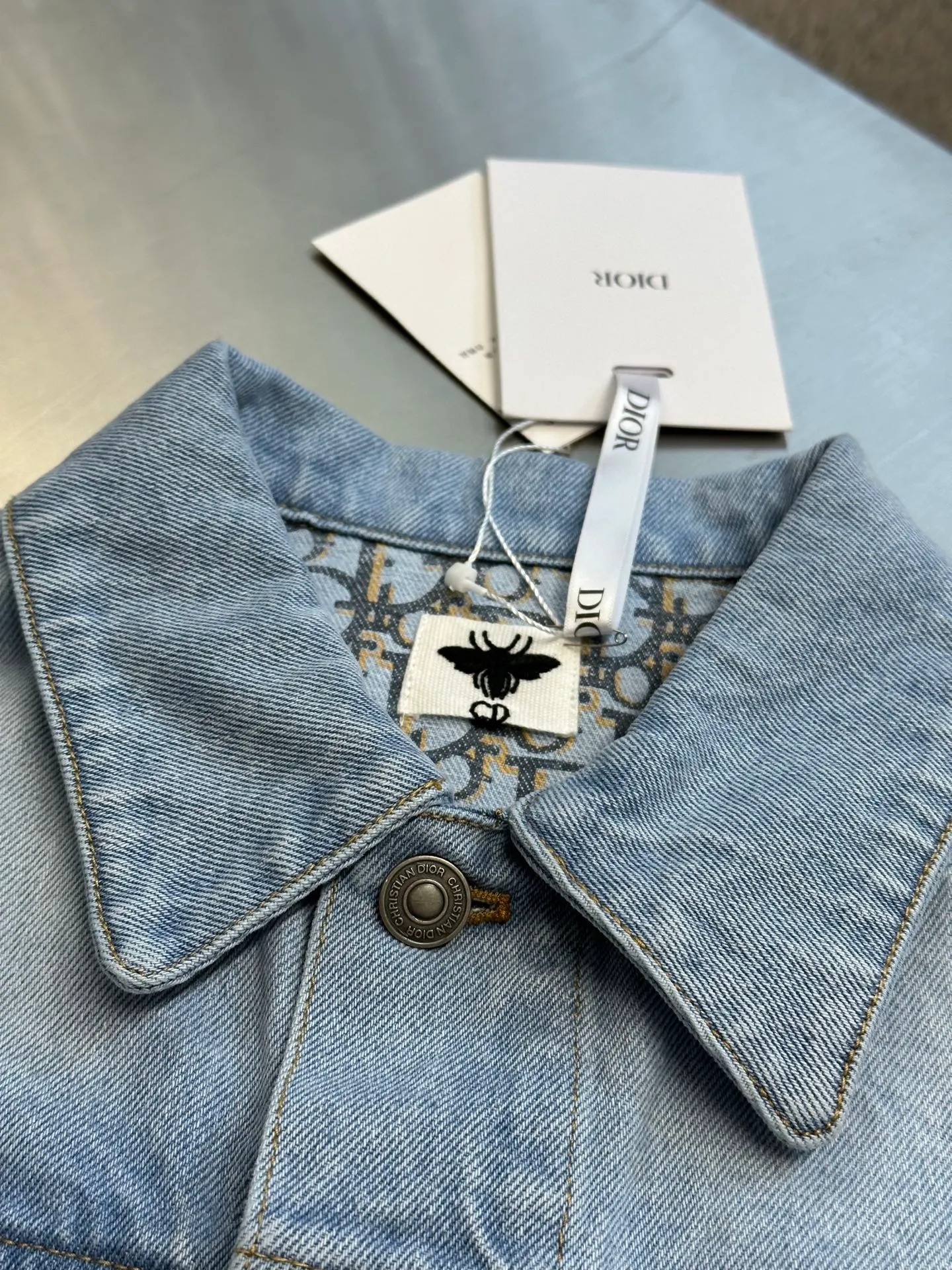🅿️670 Dior Dioriviera Denim Jacket This jacket comes from the Dioriviera limited series and is a classic item reinterpreted by Maria Grazia Chiuri. Crafted from light blue stonewashed cotton denim with Oblique print on the interior. Short fit with CD Bee logo embroidered on the front and Christian Dior leather patch on the back. Two buttoned flap pockets on the chest and two side slit pockets add sophistication. Wear it with the matching jeans or other Dioriviera pieces for a coordinated look.  size：s m l