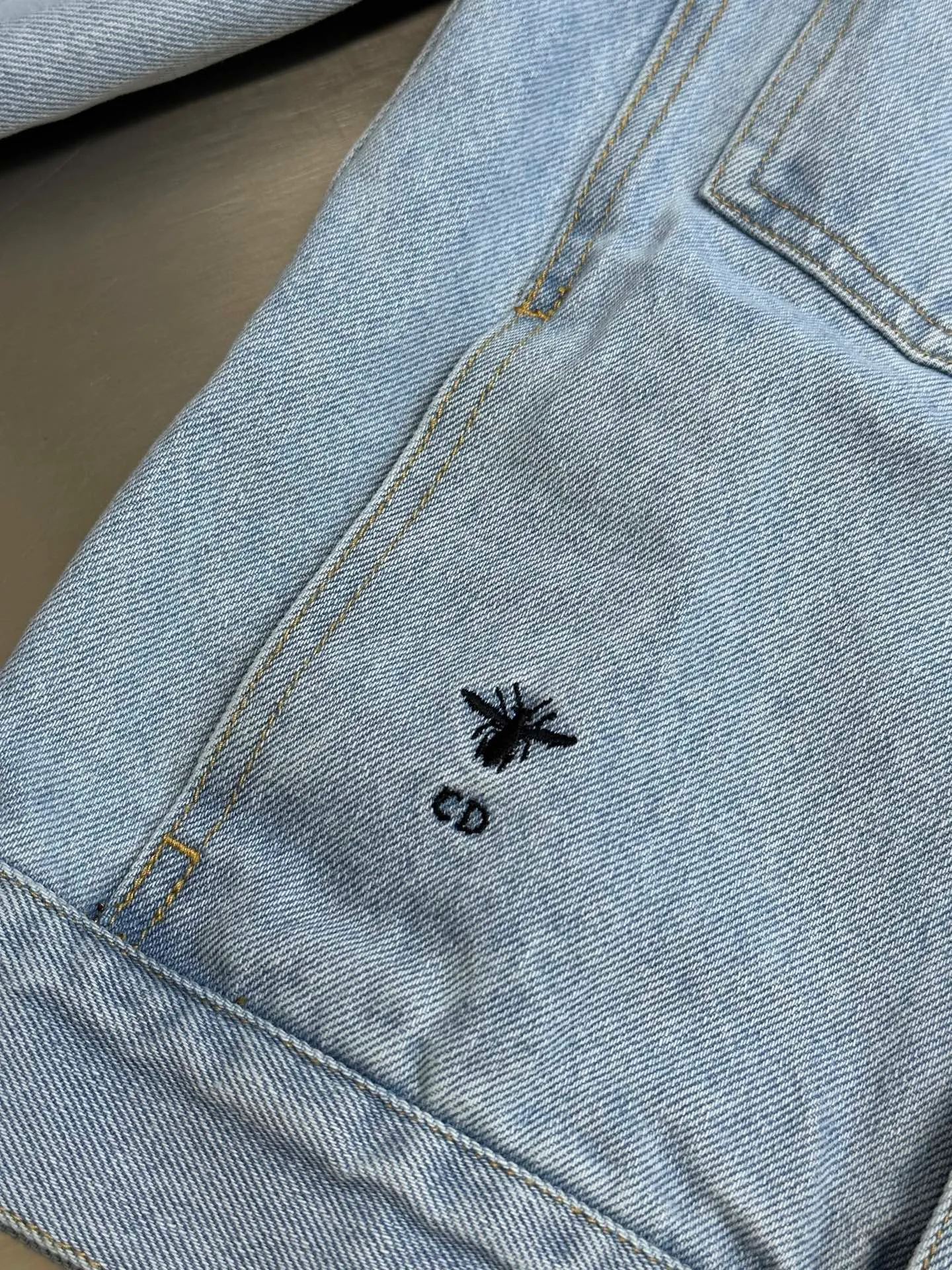 🅿️670 Dior Dioriviera Denim Jacket This jacket comes from the Dioriviera limited series and is a classic item reinterpreted by Maria Grazia Chiuri. Crafted from light blue stonewashed cotton denim with Oblique print on the interior. Short fit with CD Bee logo embroidered on the front and Christian Dior leather patch on the back. Two buttoned flap pockets on the chest and two side slit pockets add sophistication. Wear it with the matching jeans or other Dioriviera pieces for a coordinated look.  size：s m l