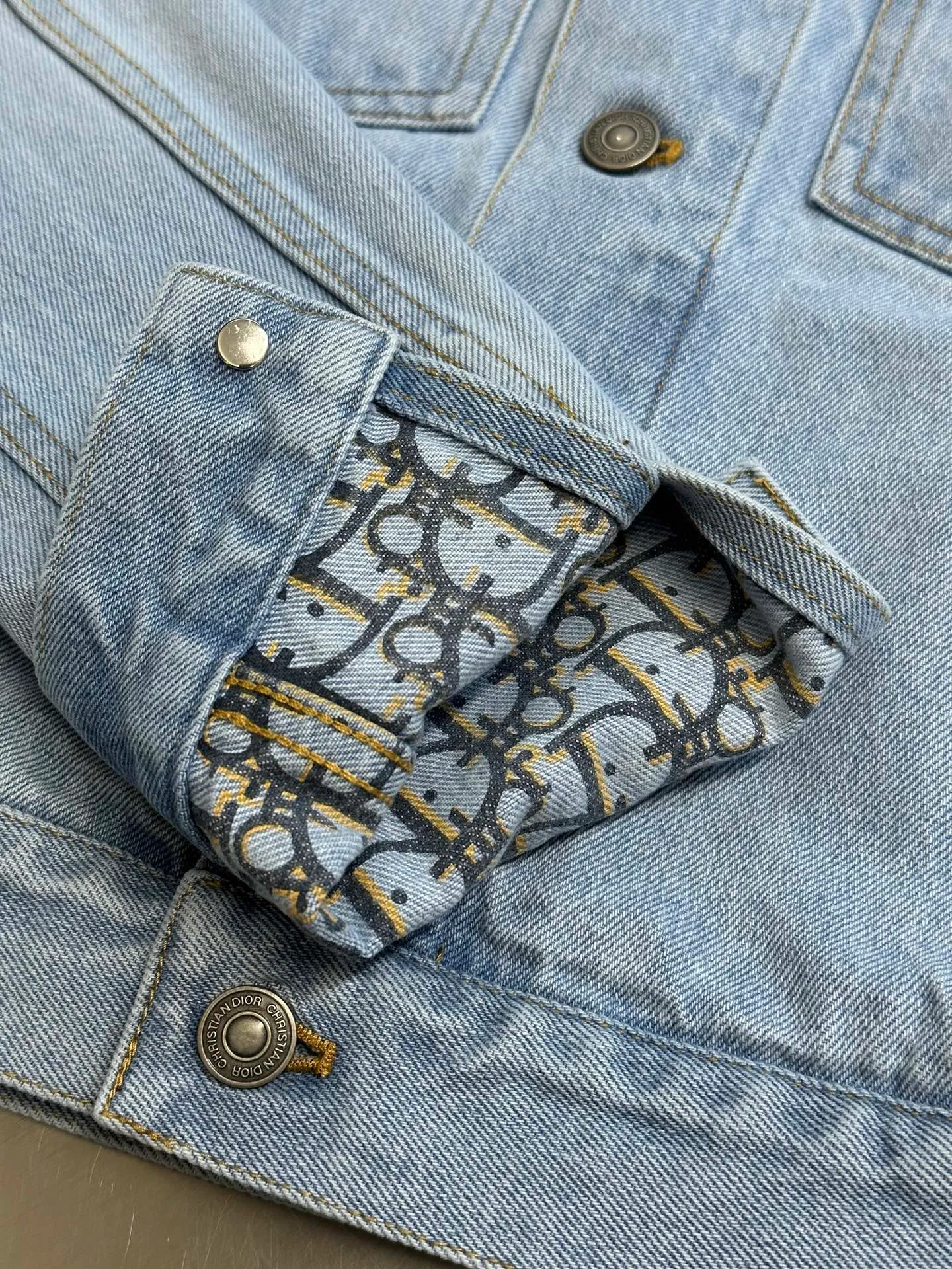 🅿️670 Dior Dioriviera Denim Jacket This jacket comes from the Dioriviera limited series and is a classic item reinterpreted by Maria Grazia Chiuri. Crafted from light blue stonewashed cotton denim with Oblique print on the interior. Short fit with CD Bee logo embroidered on the front and Christian Dior leather patch on the back. Two buttoned flap pockets on the chest and two side slit pockets add sophistication. Wear it with the matching jeans or other Dioriviera pieces for a coordinated look.  size：s m l