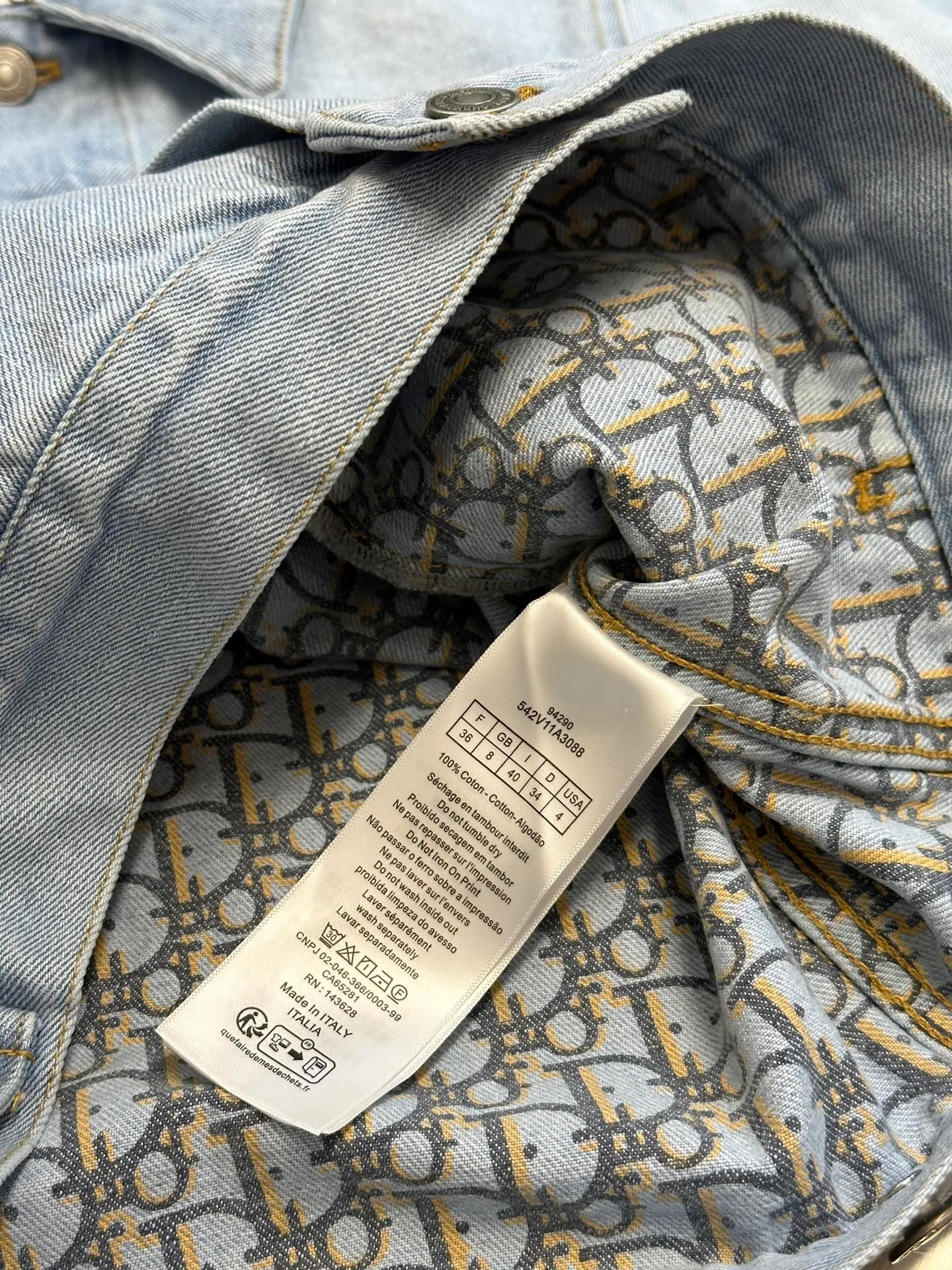 🅿️670 Dior Dioriviera Denim Jacket This jacket comes from the Dioriviera limited series and is a classic item reinterpreted by Maria Grazia Chiuri. Crafted from light blue stonewashed cotton denim with Oblique print on the interior. Short fit with CD Bee logo embroidered on the front and Christian Dior leather patch on the back. Two buttoned flap pockets on the chest and two side slit pockets add sophistication. Wear it with the matching jeans or other Dioriviera pieces for a coordinated look.  size：s m l
