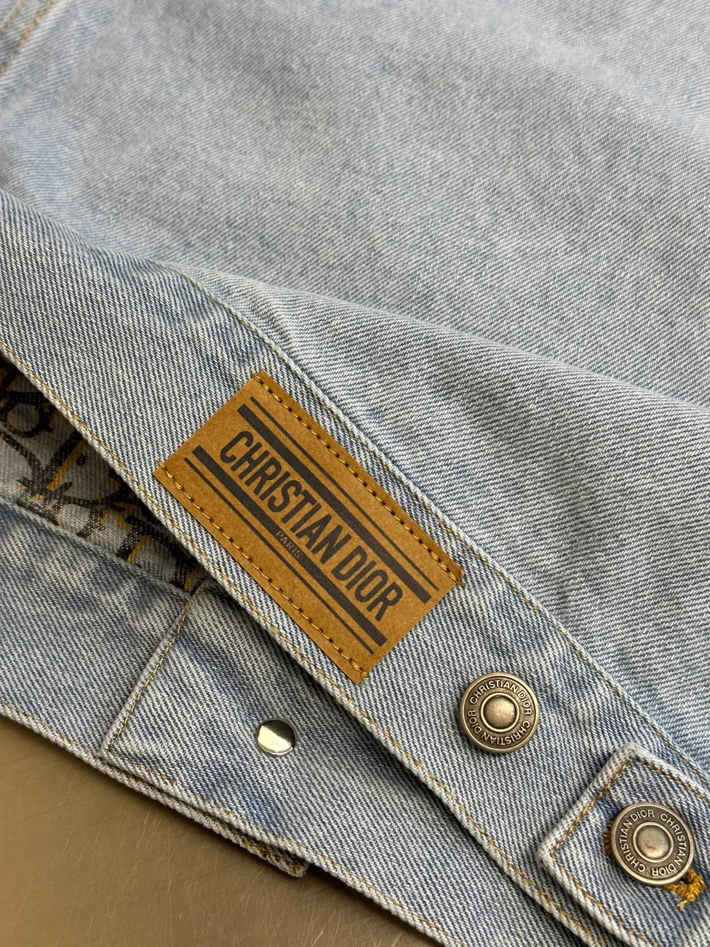 🅿️670 Dior Dioriviera Denim Jacket This jacket comes from the Dioriviera limited series and is a classic item reinterpreted by Maria Grazia Chiuri. Crafted from light blue stonewashed cotton denim with Oblique print on the interior. Short fit with CD Bee logo embroidered on the front and Christian Dior leather patch on the back. Two buttoned flap pockets on the chest and two side slit pockets add sophistication. Wear it with the matching jeans or other Dioriviera pieces for a coordinated look.  size：s m l