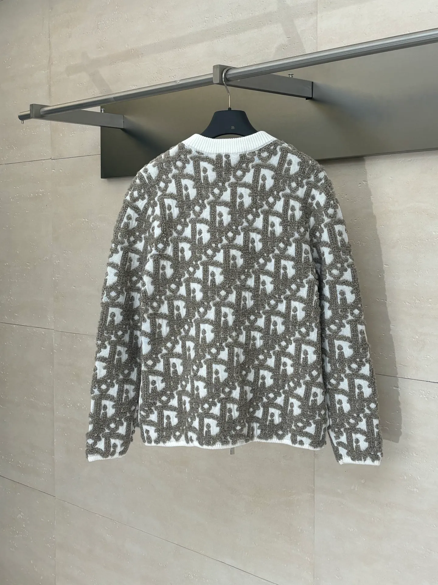 🅿️750 Dio*/Dior 25SS new all-over printed jacquard zipper cardigan jacket. The wool material is made of 50 wool 50 polyamide fiber 16 count double-ply blended yarn. The inside is made of 100% combed compact spinning 40 count cotton yarn, and the panels are custom-dyed in gray green and light blue. The pattern yarn is first twisted into one yarn from 5 yarns. The whole piece is embroidered with a Japanese imported computer machine and a 3-color jacquard towel with a round neck and long sleeves. Specially processed two-sleeve zipper, special washing process, specific hardware three-label washing Size: S/M/L/XL