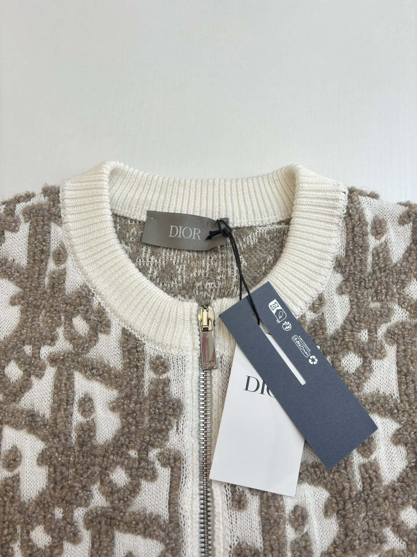 🅿️750 Dio*/Dior 25SS new all-over printed jacquard zipper cardigan jacket. The wool material is made of 50 wool 50 polyamide fiber 16 count double-ply blended yarn. The inside is made of 100% combed compact spinning 40 count cotton yarn, and the panels are custom-dyed in gray green and light blue. The pattern yarn is first twisted into one yarn from 5 yarns. The whole piece is embroidered with a Japanese imported computer machine and a 3-color jacquard towel with a round neck and long sleeves. Specially processed two-sleeve zipper, special washing process, specific hardware three-label washing Size: S/M/L/XL