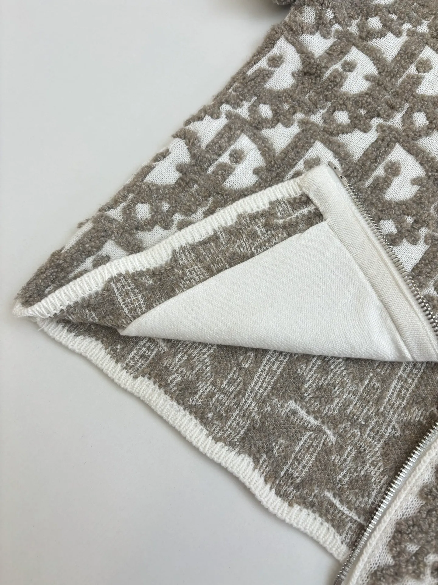 🅿️750 Dio*/Dior 25SS new all-over printed jacquard zipper cardigan jacket. The wool material is made of 50 wool 50 polyamide fiber 16 count double-ply blended yarn. The inside is made of 100% combed compact spinning 40 count cotton yarn, and the panels are custom-dyed in gray green and light blue. The pattern yarn is first twisted into one yarn from 5 yarns. The whole piece is embroidered with a Japanese imported computer machine and a 3-color jacquard towel with a round neck and long sleeves. Specially processed two-sleeve zipper, special washing process, specific hardware three-label washing Size: S/M/L/XL