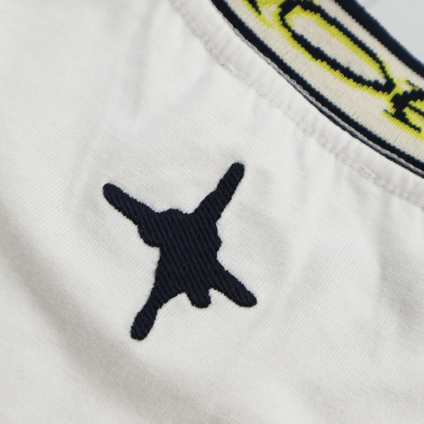 🅿️270 [Exclusive supply] CD artistic font rib short sleeves. Originally purchased and developed for 7,200, made of 15S fine cotton plain weave, 230g; paired with threaded 32S double yarn drawbar, 300g. 15S is a relatively thick yarn used to make thicker and more durable fabrics. The fabric made of pure cotton natural fiber has the characteristics of good hygroscopicity, strong breathability, softness and comfort. Draw flowers on the original artistic fonts, and weave a floral collar pattern with specific yarns of different colors. Fully computerized jacquard machine, the so-called computerized jacquard machine is to store the pattern data in a computer disk in advance, then put the disk into the computer of the loom, and the computer will control the weaving. The exquisite jacquard flat machine collar has clear and unique texture, rich color layers and is not easy to deform. Special double-layer weaving technology, rich color layering, strong three-dimensional jacquard effect on the surface, comfortable and skin-friendly, and good breathability. Size:S-M-L