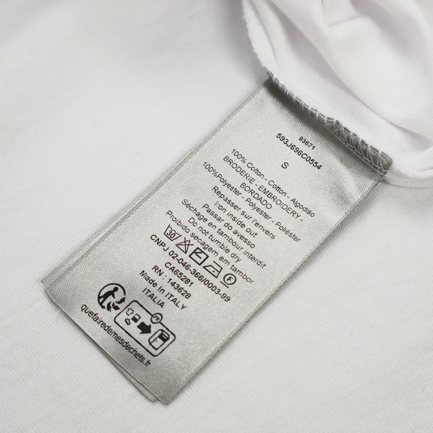 🅿️270 [Exclusive supply] CD artistic font rib short sleeves. Originally purchased and developed for 7,200, made of 15S fine cotton plain weave, 230g; paired with threaded 32S double yarn drawbar, 300g. 15S is a relatively thick yarn used to make thicker and more durable fabrics. The fabric made of pure cotton natural fiber has the characteristics of good hygroscopicity, strong breathability, softness and comfort. Draw flowers on the original artistic fonts, and weave a floral collar pattern with specific yarns of different colors. Fully computerized jacquard machine, the so-called computerized jacquard machine is to store the pattern data in a computer disk in advance, then put the disk into the computer of the loom, and the computer will control the weaving. The exquisite jacquard flat machine collar has clear and unique texture, rich color layers and is not easy to deform. Special double-layer weaving technology, rich color layering, strong three-dimensional jacquard effect on the surface, comfortable and skin-friendly, and good breathability. Size:S-M-L