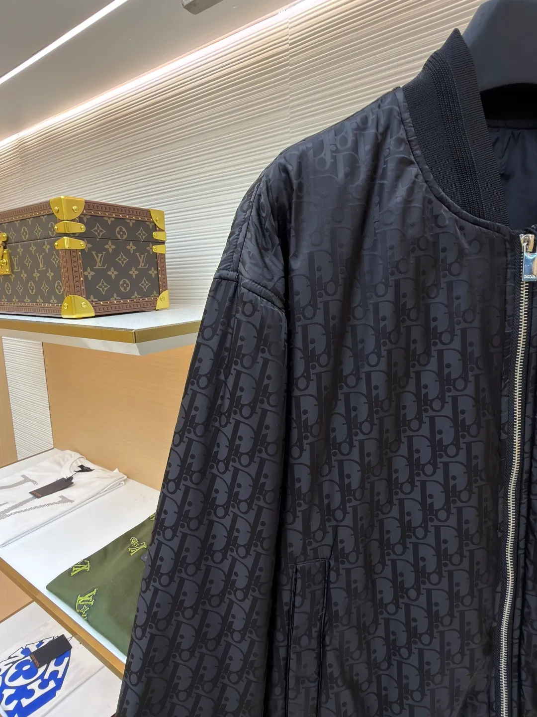 Dior flight jacket ●Original version: Purchased and developed for 21000 ●Item number: 1680817-C10 ●Fabric: nylon fabric ●Technology: Printing ●Version: Fitted version ●Weight: about 570 grams ●Size: 46-48-50-52 ●Description: This aviator is carefully made of jacquard technical fabric and decorated with a Diamond pattern throughout, which was designed by Marc Bohan. Bohan) in 1974, it reinterprets the initials with a three-dimensional line diamond pattern. It has a casual and classic silhouette with ribbed collar, cuffs and hem. The comfortable tailoring highlights the sporty style. It can be matched with and create a sophisticated casual look. It is decorated with Diamond jacquard pattern all over. Two-way zipper closure with engraving. Dr logo zipper pull, side welt pockets, ribbed collar, cuffs and hem👍. There are five colors to choose from. The shape is handsome and generous. It is the same style for men and women. Highly recommended! The overall wiring is straight and delicate, the fabric is comfortable and soft, and the color is consistent without color difference. It can be matched with the same style to create a fashionable look and control various occasions. Customized accessories, complete with three standards, same style for men and women!