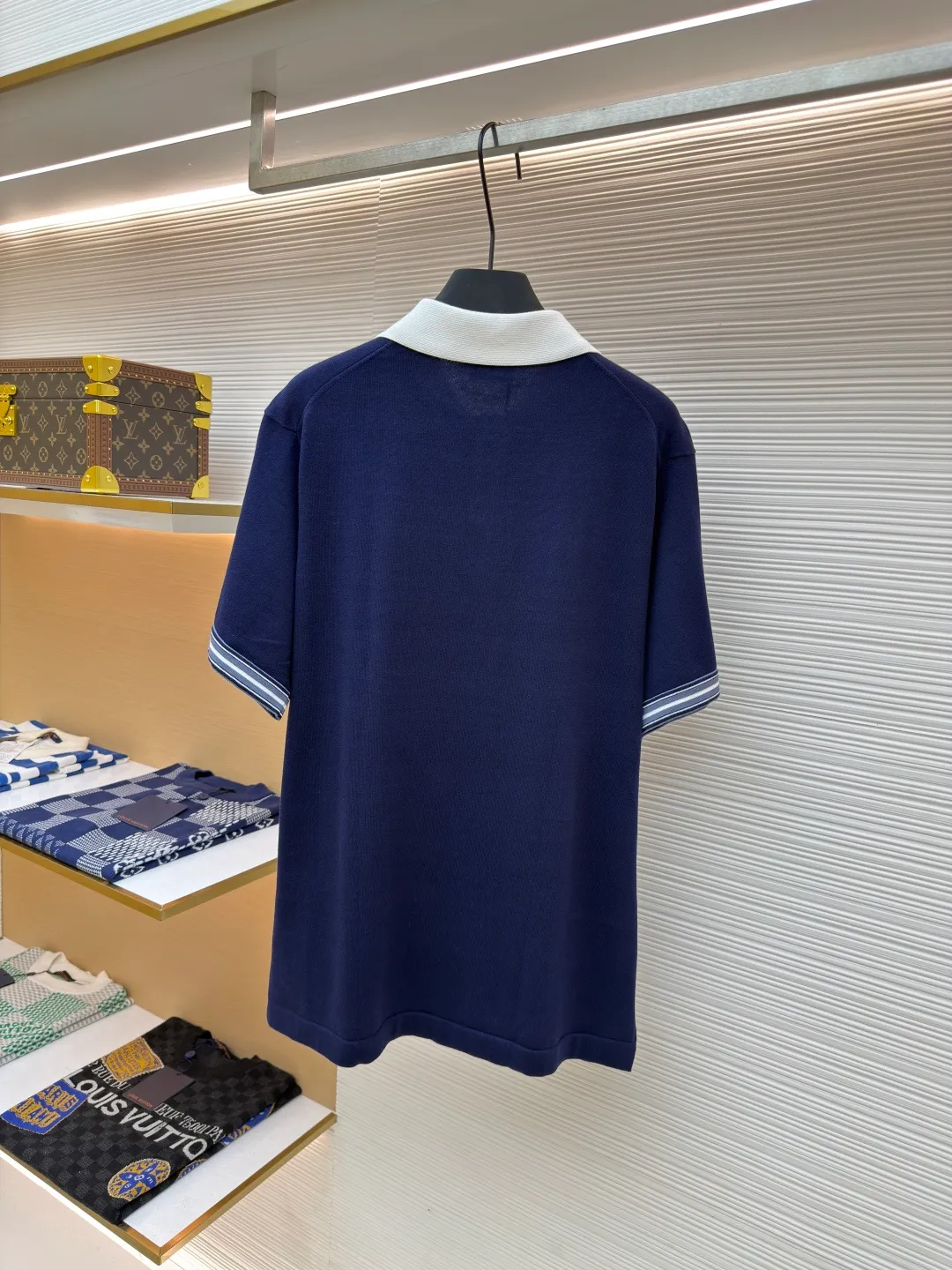 DIOR 25SS contrasting color round neck lily of the valley embroidered short-sleeved polo shirt ●Authentic product: purchased and developed for 15500 ●Item number: 1680327-A65 ●Fabric: combed cotton yarn fabric ●Technology: knitted production ●Version: fitted version ●Weight: about 305 grams ●Size: S-M-L-XL ●Description: Authentic product purchased for 15500. 40 count double-ply combed cotton yarn, imported embroidery using imported Santonll 14-needle loom, wool fermentation washing, customized 1:1 trademark, fitted version. The overall wiring is straight and delicate, the fabric is comfortable and soft, and the color is consistent without color difference. It can be matched with the same style to create a fashionable look and control various occasions. Customized accessories, complete with three standards, same style for men and women!