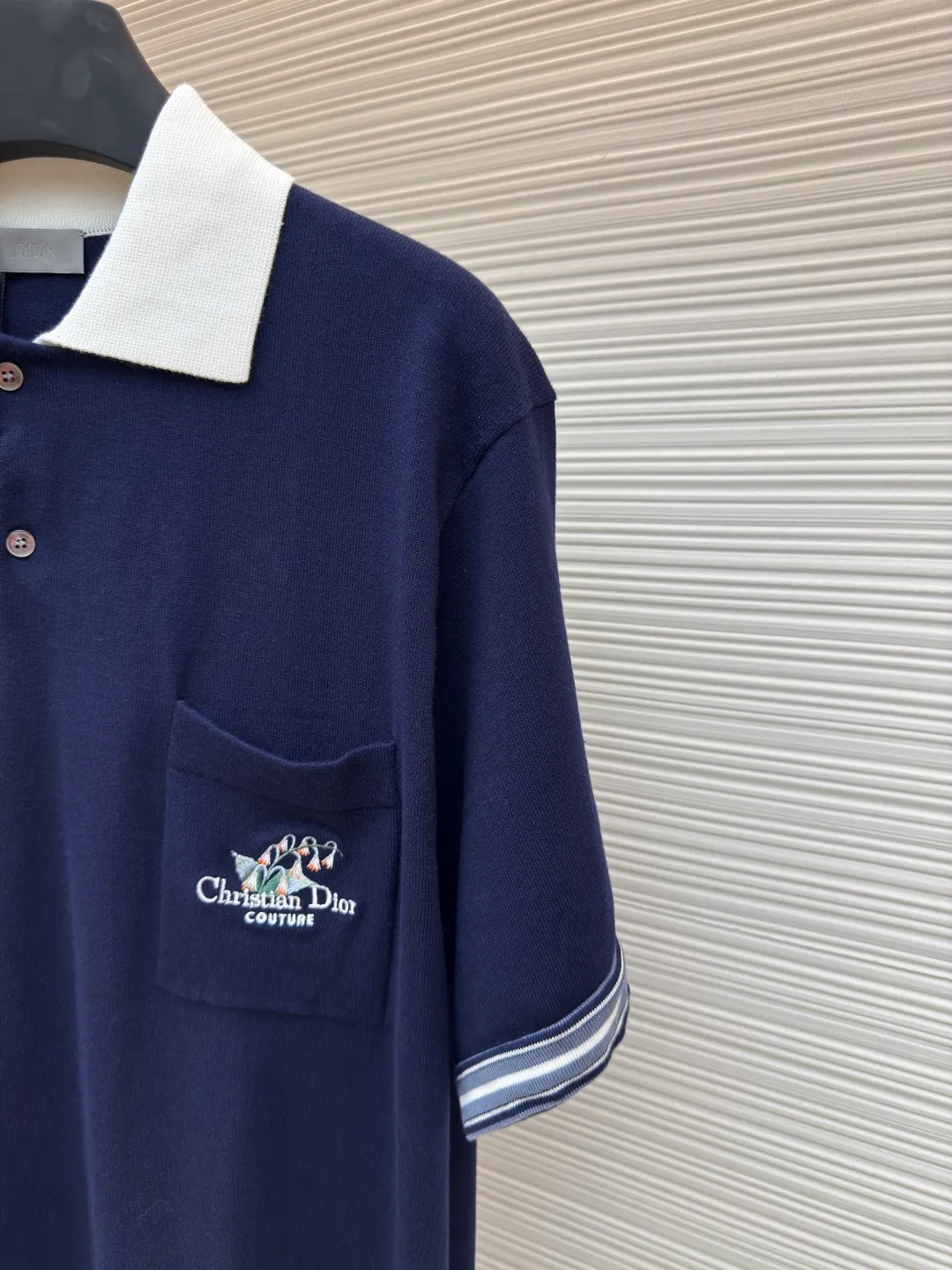 DIOR 25SS contrasting color round neck lily of the valley embroidered short-sleeved polo shirt ●Authentic product: purchased and developed for 15500 ●Item number: 1680327-A65 ●Fabric: combed cotton yarn fabric ●Technology: knitted production ●Version: fitted version ●Weight: about 305 grams ●Size: S-M-L-XL ●Description: Authentic product purchased for 15500. 40 count double-ply combed cotton yarn, imported embroidery using imported Santonll 14-needle loom, wool fermentation washing, customized 1:1 trademark, fitted version. The overall wiring is straight and delicate, the fabric is comfortable and soft, and the color is consistent without color difference. It can be matched with the same style to create a fashionable look and control various occasions. Customized accessories, complete with three standards, same style for men and women!