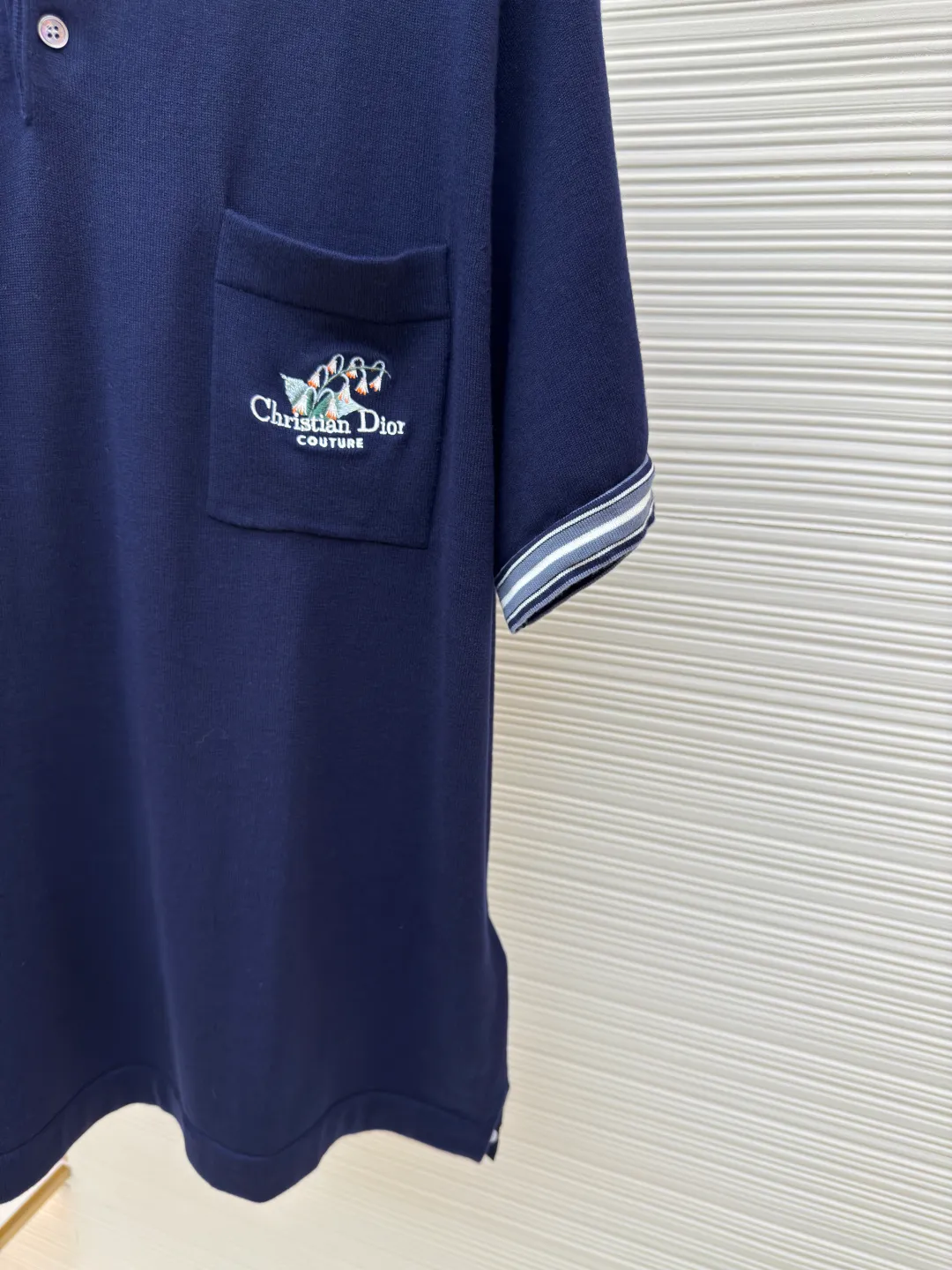 DIOR 25SS contrasting color round neck lily of the valley embroidered short-sleeved polo shirt ●Authentic product: purchased and developed for 15500 ●Item number: 1680327-A65 ●Fabric: combed cotton yarn fabric ●Technology: knitted production ●Version: fitted version ●Weight: about 305 grams ●Size: S-M-L-XL ●Description: Authentic product purchased for 15500. 40 count double-ply combed cotton yarn, imported embroidery using imported Santonll 14-needle loom, wool fermentation washing, customized 1:1 trademark, fitted version. The overall wiring is straight and delicate, the fabric is comfortable and soft, and the color is consistent without color difference. It can be matched with the same style to create a fashionable look and control various occasions. Customized accessories, complete with three standards, same style for men and women!