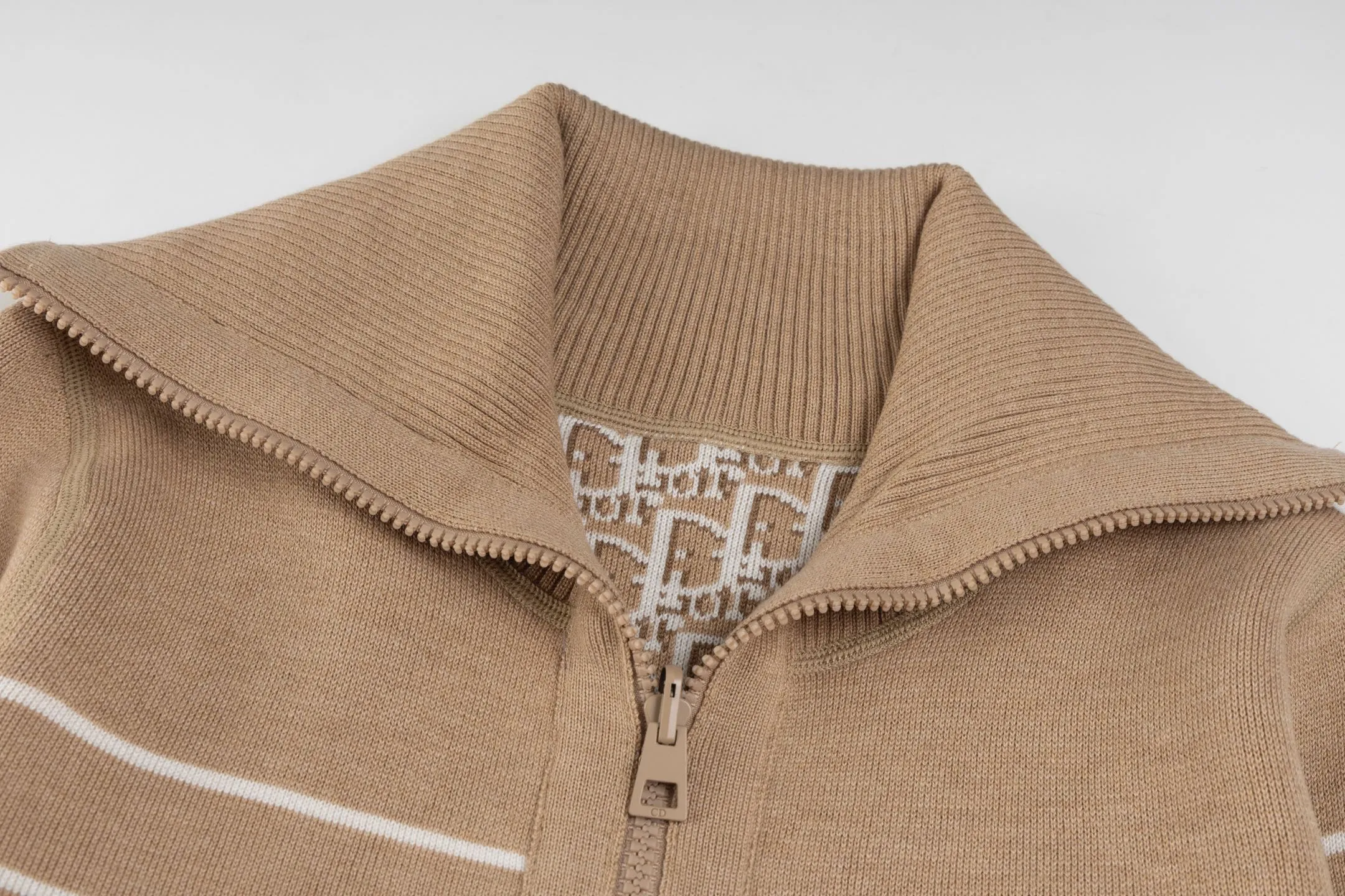 🅿️520 [Exclusive supply] CD 25FW presbyopic double-sided military collar zipper knitted jacket (khaki). The original purchase was 32,000 and developed. The fabric is carefully made of high-quality cashmere blended knitted fabric. This DIOR cardigan reinterprets the brand's classic logo in an innovative way. The double-sided design brings two wearing styles: one side is simple and pure gray, and the other side shows the iconic Oblique print pattern. The short slim fit and front zipper closure make it easy to wear on a daily basis. The details are ribbed on the collar, cuffs and hem to ensure comfort and maintain the silhouette. The medium-thick knit gives the garment just the right amount of warmth and drape. The lining-free design maintains the overall lightness. Professional dry cleaning is recommended. This cardigan can be layered with Oblique printed items from the same series to easily create a layered and exquisite look, perfectly demonstrating DIOR's ultimate pursuit of materials and craftsmanship. Size:S/M/L