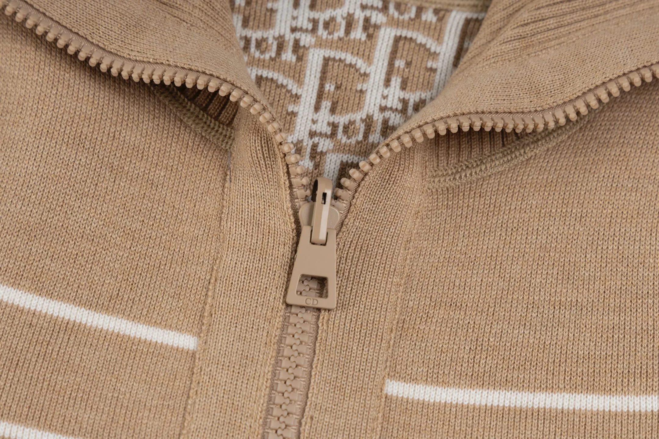 🅿️520 [Exclusive supply] CD 25FW presbyopic double-sided military collar zipper knitted jacket (khaki). The original purchase was 32,000 and developed. The fabric is carefully made of high-quality cashmere blended knitted fabric. This DIOR cardigan reinterprets the brand's classic logo in an innovative way. The double-sided design brings two wearing styles: one side is simple and pure gray, and the other side shows the iconic Oblique print pattern. The short slim fit and front zipper closure make it easy to wear on a daily basis. The details are ribbed on the collar, cuffs and hem to ensure comfort and maintain the silhouette. The medium-thick knit gives the garment just the right amount of warmth and drape. The lining-free design maintains the overall lightness. Professional dry cleaning is recommended. This cardigan can be layered with Oblique printed items from the same series to easily create a layered and exquisite look, perfectly demonstrating DIOR's ultimate pursuit of materials and craftsmanship. Size:S/M/L