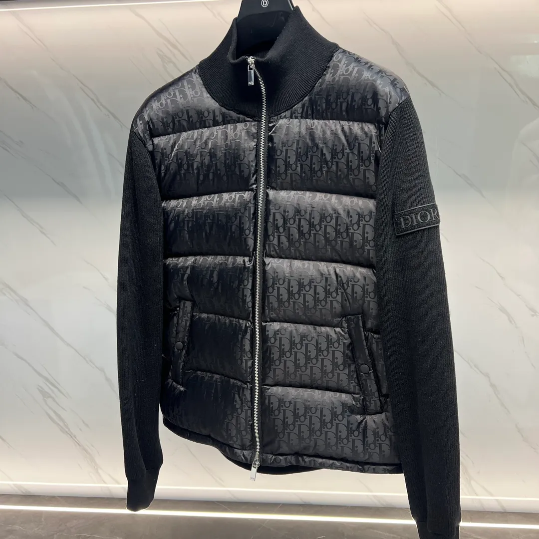 🅿️720. 💎Higher version💎Dior CD Home 2023 Black Our very slow hardware comes from the hardware zippers and electroplating process introduced from Taiwan. You can compare my zipper with other zippers. You can hear the sound of the zipper. It is tight, smooth, and smooth. Secondly, our buttons are all facing in one direction. The buttons use the latest technology TPU apron. The reset is more sensitive than ordinary metal. The tensioner damping has higher precision in each touch, is more wear-resistant, and is more durable. Third, please note that wool products are bound to pill, but the probability of pilling varies depending on the time and place of use (it is recommended not to buy it). Fourth, please put mothballs on wool products when they are not being worn. The fabric is still made using Japan's Mitsubishi Textile jacquard technology with a high density of 150,000 stitches per square centimeter. It is then dip-dyed with pure water from Japan's Komatsu Refining Co., Ltd. in non-circulating segments, ensuring that every square foot of cloth on your body can be colorful with small color difference and energetic reflections can be seen on the sides. All pockets are made of pure cotton TR cloth. Pockets are the places we touch most during use. It may be touched hundreds of times a day, so we insist on saving money, and you can't tell if we can reduce the cost by 10 yuan. However, in order to pursue durability, and the original FK, we still choose the fabric used to make overalls as pocket cloth. This kind of fabric is widely used to make overalls, suit pants, suits, outdoor camping, and jungle trekking fabrics, so there is no problem if you touch your pockets hundreds of times a day. 95% pure white duck down, top-notch world-destroying version, and only made in one order. Hurry up and put it on the shelves, it may be taken off the shelves soon. Color: black, navy blue, gray, white Size: 44, 46, 48, 50, 52