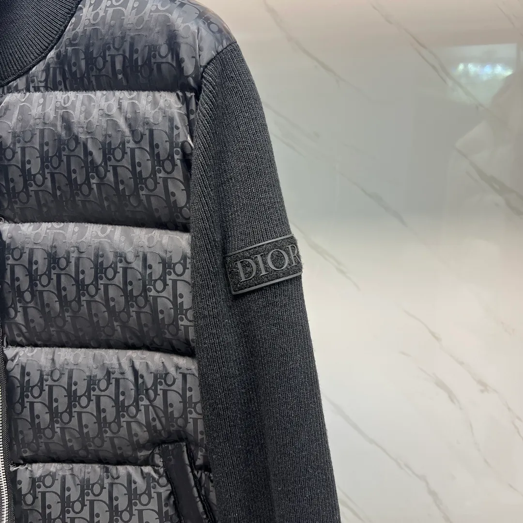 🅿️720. 💎Higher version💎Dior CD Home 2023 Black Our very slow hardware comes from the hardware zippers and electroplating process introduced from Taiwan. You can compare my zipper with other zippers. You can hear the sound of the zipper. It is tight, smooth, and smooth. Secondly, our buttons are all facing in one direction. The buttons use the latest technology TPU apron. The reset is more sensitive than ordinary metal. The tensioner damping has higher precision in each touch, is more wear-resistant, and is more durable. Third, please note that wool products are bound to pill, but the probability of pilling varies depending on the time and place of use (it is recommended not to buy it). Fourth, please put mothballs on wool products when they are not being worn. The fabric is still made using Japan's Mitsubishi Textile jacquard technology with a high density of 150,000 stitches per square centimeter. It is then dip-dyed with pure water from Japan's Komatsu Refining Co., Ltd. in non-circulating segments, ensuring that every square foot of cloth on your body can be colorful with small color difference and energetic reflections can be seen on the sides. All pockets are made of pure cotton TR cloth. Pockets are the places we touch most during use. It may be touched hundreds of times a day, so we insist on saving money, and you can't tell if we can reduce the cost by 10 yuan. However, in order to pursue durability, and the original FK, we still choose the fabric used to make overalls as pocket cloth. This kind of fabric is widely used to make overalls, suit pants, suits, outdoor camping, and jungle trekking fabrics, so there is no problem if you touch your pockets hundreds of times a day. 95% pure white duck down, top-notch world-destroying version, and only made in one order. Hurry up and put it on the shelves, it may be taken off the shelves soon. Color: black, navy blue, gray, white Size: 44, 46, 48, 50, 52