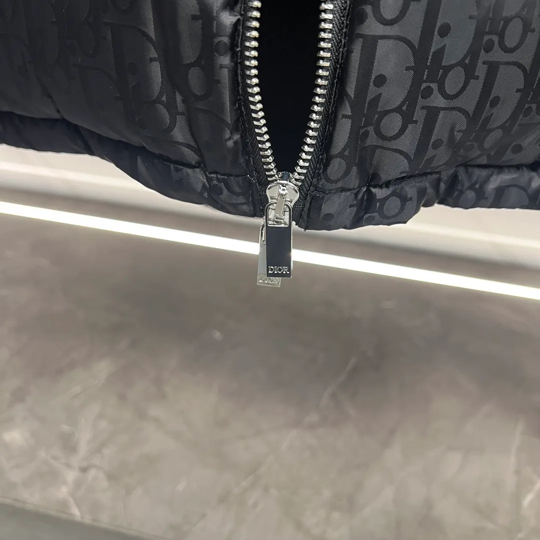 🅿️720. 💎Higher version💎Dior CD Home 2023 Black Our very slow hardware comes from the hardware zippers and electroplating process introduced from Taiwan. You can compare my zipper with other zippers. You can hear the sound of the zipper. It is tight, smooth, and smooth. Secondly, our buttons are all facing in one direction. The buttons use the latest technology TPU apron. The reset is more sensitive than ordinary metal. The tensioner damping has higher precision in each touch, is more wear-resistant, and is more durable. Third, please note that wool products are bound to pill, but the probability of pilling varies depending on the time and place of use (it is recommended not to buy it). Fourth, please put mothballs on wool products when they are not being worn. The fabric is still made using Japan's Mitsubishi Textile jacquard technology with a high density of 150,000 stitches per square centimeter. It is then dip-dyed with pure water from Japan's Komatsu Refining Co., Ltd. in non-circulating segments, ensuring that every square foot of cloth on your body can be colorful with small color difference and energetic reflections can be seen on the sides. All pockets are made of pure cotton TR cloth. Pockets are the places we touch most during use. It may be touched hundreds of times a day, so we insist on saving money, and you can't tell if we can reduce the cost by 10 yuan. However, in order to pursue durability, and the original FK, we still choose the fabric used to make overalls as pocket cloth. This kind of fabric is widely used to make overalls, suit pants, suits, outdoor camping, and jungle trekking fabrics, so there is no problem if you touch your pockets hundreds of times a day. 95% pure white duck down, top-notch world-destroying version, and only made in one order. Hurry up and put it on the shelves, it may be taken off the shelves soon. Color: black, navy blue, gray, white Size: 44, 46, 48, 50, 52