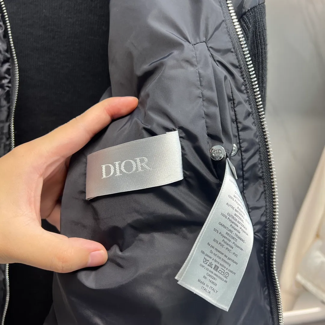 🅿️720. 💎Higher version💎Dior CD Home 2023 Black Our very slow hardware comes from the hardware zippers and electroplating process introduced from Taiwan. You can compare my zipper with other zippers. You can hear the sound of the zipper. It is tight, smooth, and smooth. Secondly, our buttons are all facing in one direction. The buttons use the latest technology TPU apron. The reset is more sensitive than ordinary metal. The tensioner damping has higher precision in each touch, is more wear-resistant, and is more durable. Third, please note that wool products are bound to pill, but the probability of pilling varies depending on the time and place of use (it is recommended not to buy it). Fourth, please put mothballs on wool products when they are not being worn. The fabric is still made using Japan's Mitsubishi Textile jacquard technology with a high density of 150,000 stitches per square centimeter. It is then dip-dyed with pure water from Japan's Komatsu Refining Co., Ltd. in non-circulating segments, ensuring that every square foot of cloth on your body can be colorful with small color difference and energetic reflections can be seen on the sides. All pockets are made of pure cotton TR cloth. Pockets are the places we touch most during use. It may be touched hundreds of times a day, so we insist on saving money, and you can't tell if we can reduce the cost by 10 yuan. However, in order to pursue durability, and the original FK, we still choose the fabric used to make overalls as pocket cloth. This kind of fabric is widely used to make overalls, suit pants, suits, outdoor camping, and jungle trekking fabrics, so there is no problem if you touch your pockets hundreds of times a day. 95% pure white duck down, top-notch world-destroying version, and only made in one order. Hurry up and put it on the shelves, it may be taken off the shelves soon. Color: black, navy blue, gray, white Size: 44, 46, 48, 50, 52