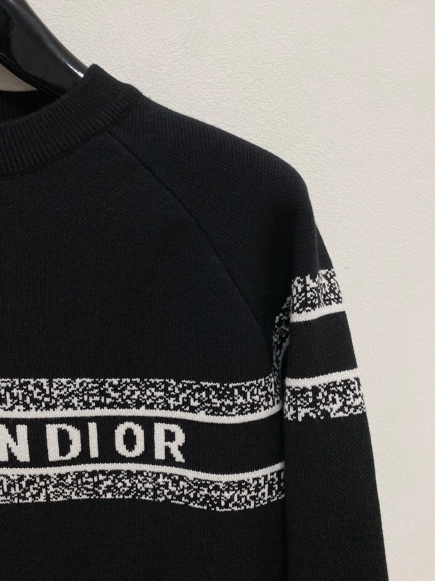 🅿️440 Dior crew neck sweater, made of wool blended yarn, has good warmth retention, fluffy and soft, doubles skin care, giving you a lightweight wearing experience. High-quality natural fibers ensure high-quality life. The whole piece adopts solid color single-sided craftsmanship, leaving loose space when fit, solid color plain weave, neat texture, solid color design, durable and high-end. The workmanship is meticulous, fashionable and versatile. The reverse shoulder design is simple and comfortable. At the same time, it uses counter stitching to highlight the quality in the details, making the temperament more low-key, restrained, calm and stylish, and better showing the clean and tidy side of successful men. The collar, cuffs, and hem are made of dense rib weaving, which is tight and elastic, not easy to deform, and highlights the details and texture. Whether worn alone or layered, it can not only give you a warm feeling, but also give you a sophisticated sense of fashion.      Size: M-XXXL