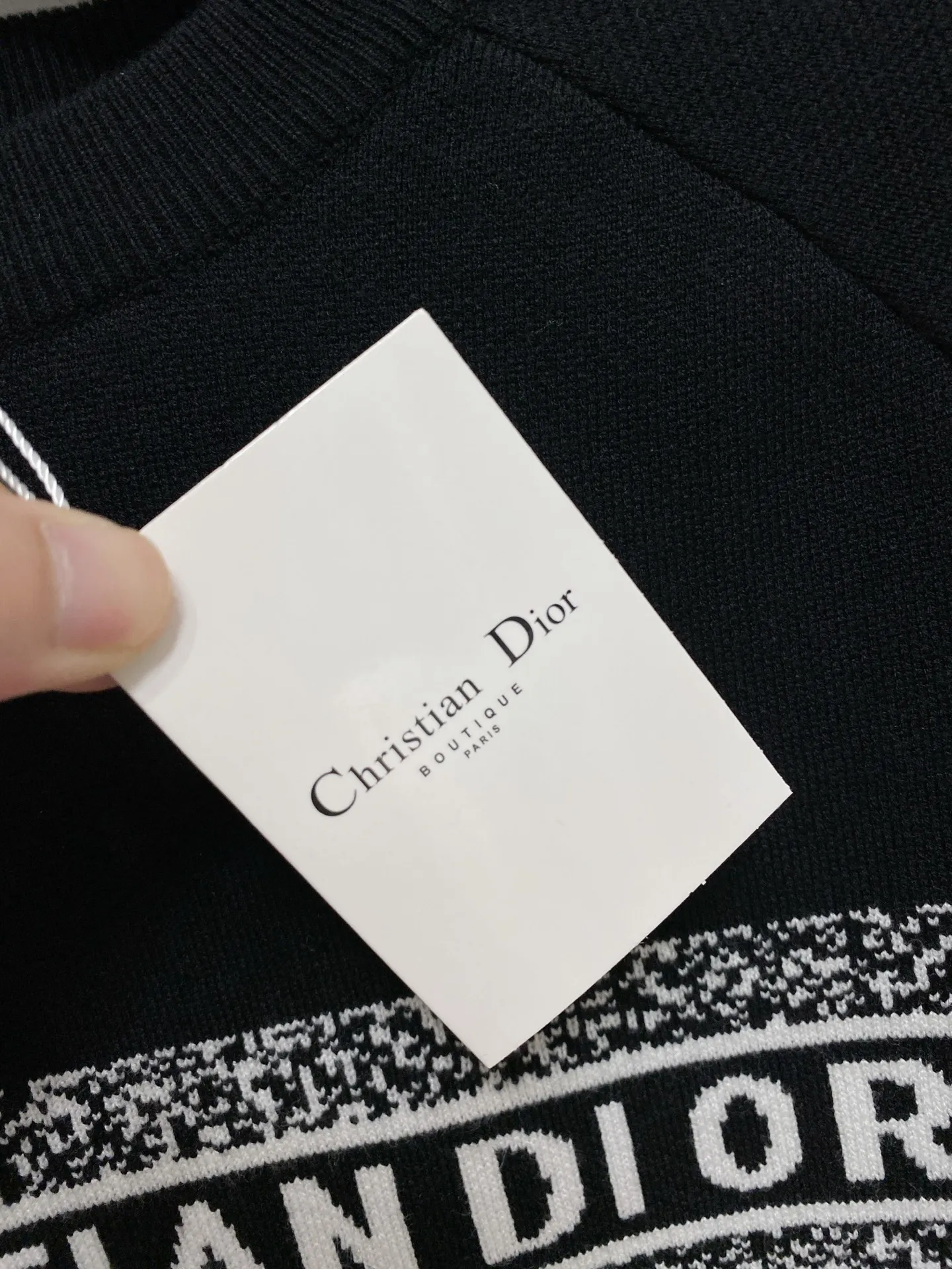 🅿️440 Dior crew neck sweater, made of wool blended yarn, has good warmth retention, fluffy and soft, doubles skin care, giving you a lightweight wearing experience. High-quality natural fibers ensure high-quality life. The whole piece adopts solid color single-sided craftsmanship, leaving loose space when fit, solid color plain weave, neat texture, solid color design, durable and high-end. The workmanship is meticulous, fashionable and versatile. The reverse shoulder design is simple and comfortable. At the same time, it uses counter stitching to highlight the quality in the details, making the temperament more low-key, restrained, calm and stylish, and better showing the clean and tidy side of successful men. The collar, cuffs, and hem are made of dense rib weaving, which is tight and elastic, not easy to deform, and highlights the details and texture. Whether worn alone or layered, it can not only give you a warm feeling, but also give you a sophisticated sense of fashion.      Size: M-XXXL