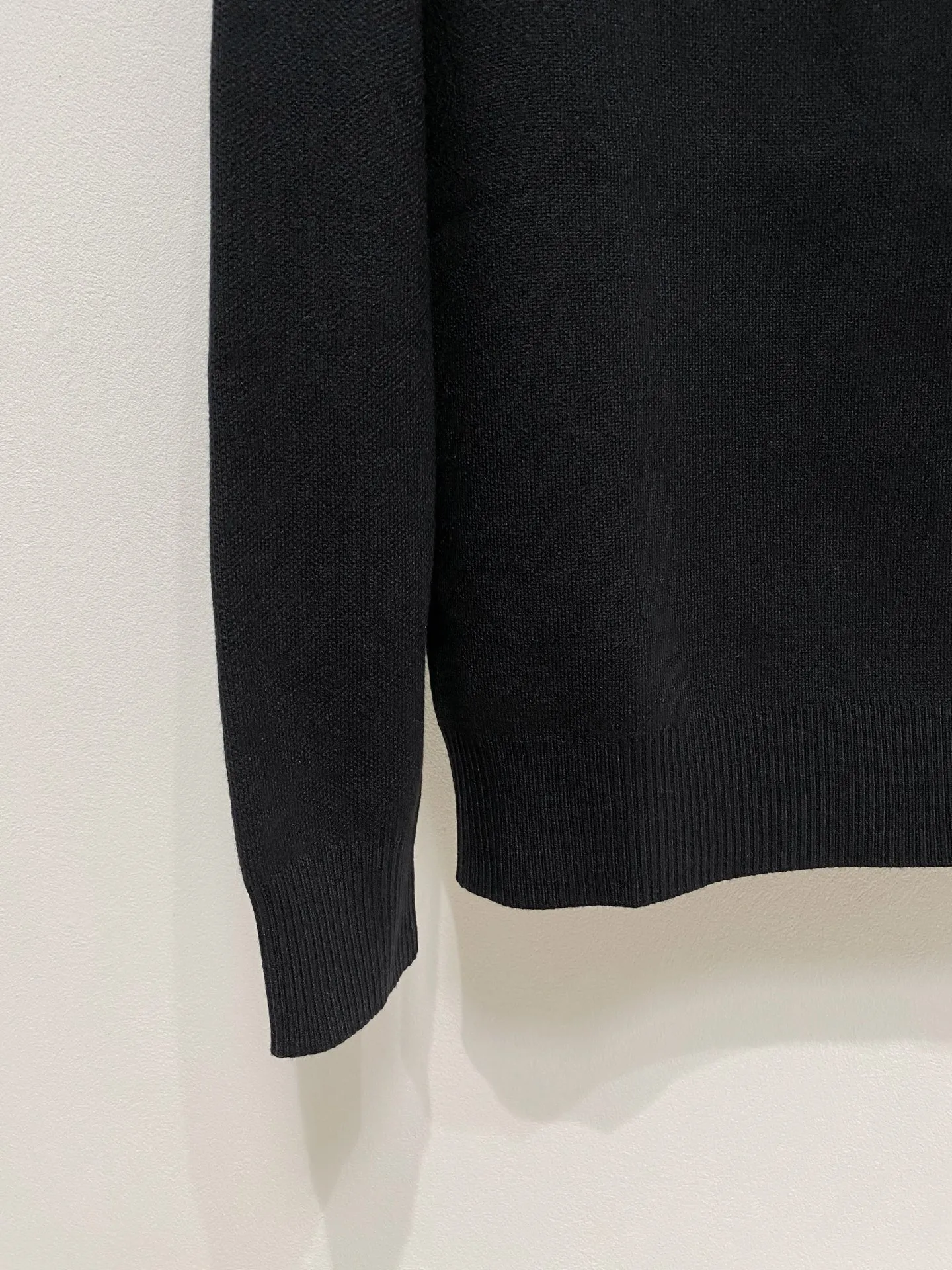 🅿️440 Dior crew neck sweater, made of wool blended yarn, has good warmth retention, fluffy and soft, doubles skin care, giving you a lightweight wearing experience. High-quality natural fibers ensure high-quality life. The whole piece adopts solid color single-sided craftsmanship, leaving loose space when fit, solid color plain weave, neat texture, solid color design, durable and high-end. The workmanship is meticulous, fashionable and versatile. The reverse shoulder design is simple and comfortable. At the same time, it uses counter stitching to highlight the quality in the details, making the temperament more low-key, restrained, calm and stylish, and better showing the clean and tidy side of successful men. The collar, cuffs, and hem are made of dense rib weaving, which is tight and elastic, not easy to deform, and highlights the details and texture. Whether worn alone or layered, it can not only give you a warm feeling, but also give you a sophisticated sense of fashion.      Size: M-XXXL