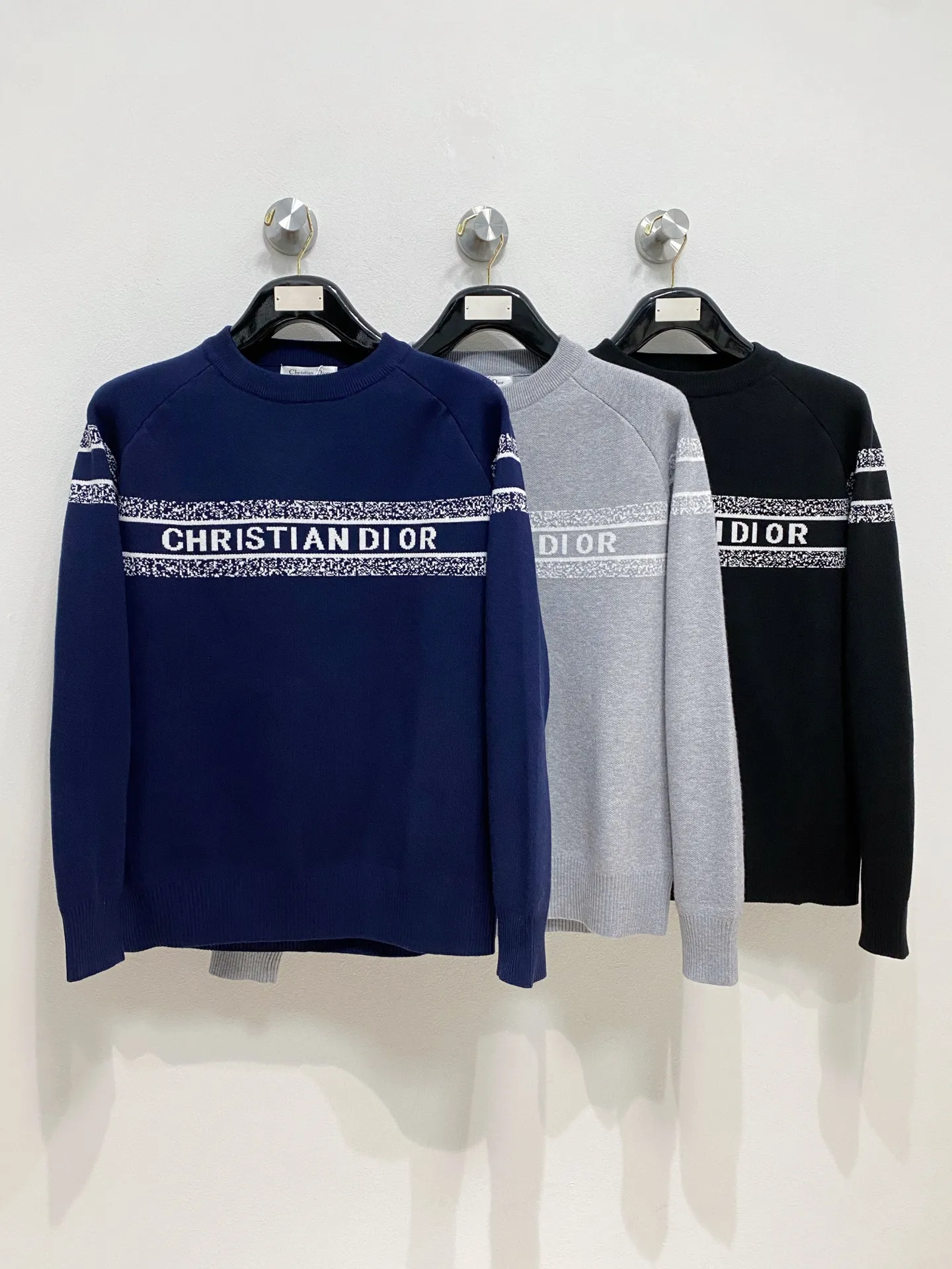 🅿️440 Dior crew neck sweater, made of wool blended yarn, has good warmth retention, fluffy and soft, doubles skin care, giving you a lightweight wearing experience. High-quality natural fibers ensure high-quality life. The whole piece adopts solid color single-sided craftsmanship, leaving loose space when fit, solid color plain weave, neat texture, solid color design, durable and high-end. The workmanship is meticulous, fashionable and versatile. The reverse shoulder design is simple and comfortable. At the same time, it uses counter stitching to highlight the quality in the details, making the temperament more low-key, restrained, calm and stylish, and better showing the clean and tidy side of successful men. The collar, cuffs, and hem are made of dense rib weaving, which is tight and elastic, not easy to deform, and highlights the details and texture. Whether worn alone or layered, it can not only give you a warm feeling, but also give you a sophisticated sense of fashion.      Size: M-XXXL