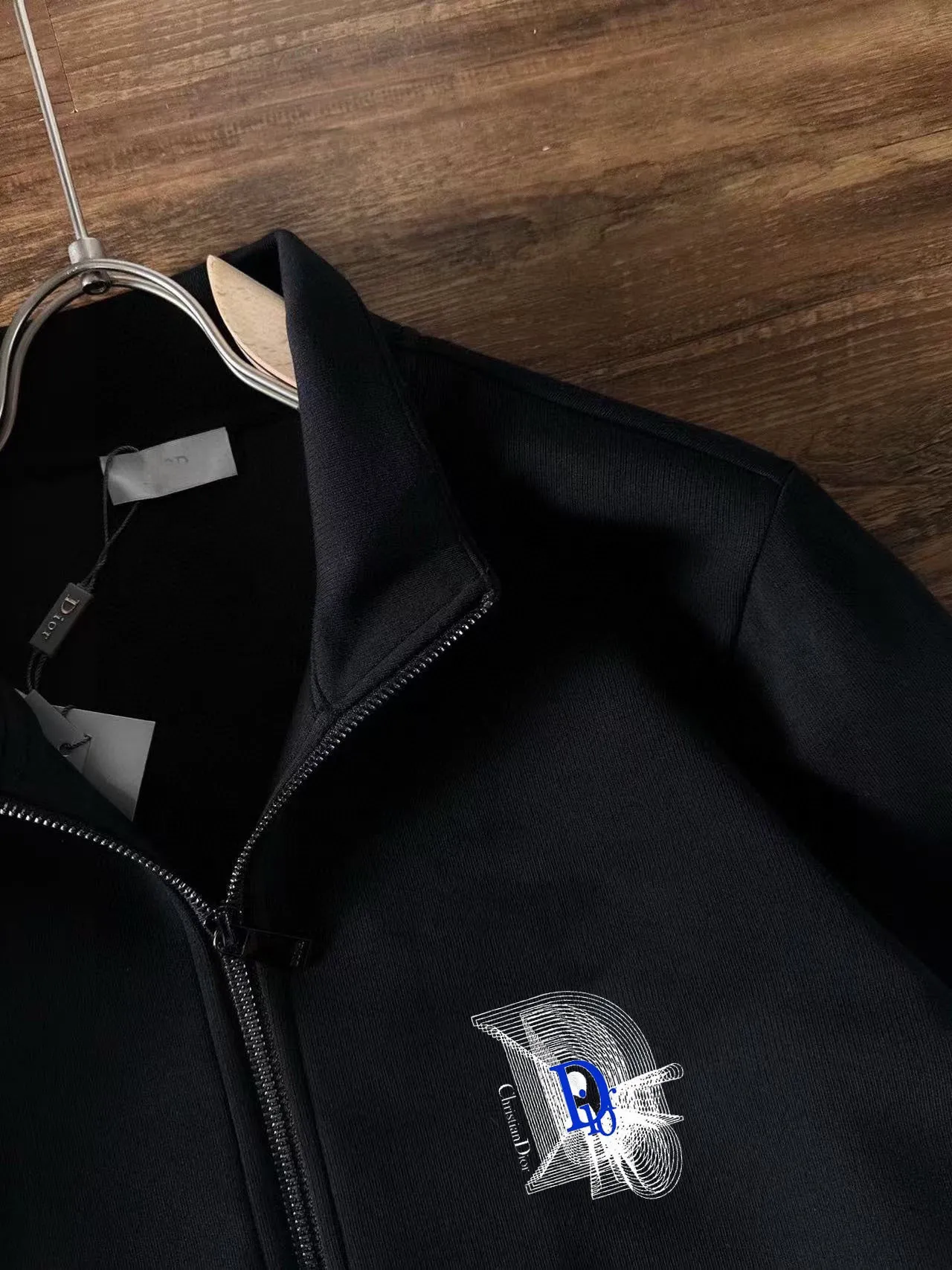 🅿️460 brand [DIOR Dior] (velvet and thickened) 2025 autumn and winter new product, celebrities' favorite fashion-flavored casual suit, clean and neat tailoring, full of urban style. Made of high-quality customized fabrics, the inner warmth is excellent, the hand feels soft and dry, and the upper body effect is crisp and stylish. The three-dimensional cutting process and the pattern are all of high standards, and the silhouette version has the right benefits! It is not tight at all, and you feel good when you put it on. So many top-quality raw materials create high-end products with unparalleled value. It is the first choice for high-end fashion people. (Size: M-4XL can wear up to 200 pounds)