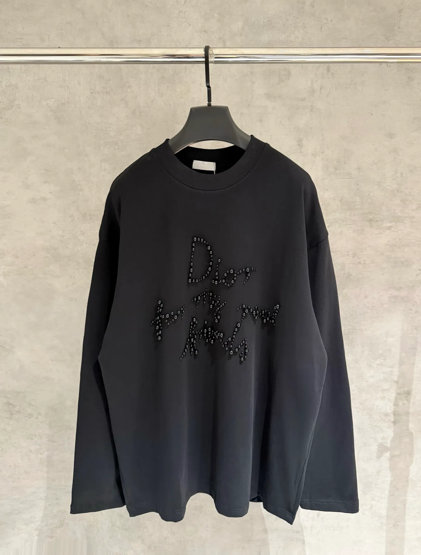 🅿️310 [Strict quality control] Dior's new long-sleeved sweatshirt T-shirt. Heavy 420g double yarn fabric. Beaded on the front. Wash the whole garment twice. Frayed and torn on all four sides. Heavy fabric. The neckline is made of icy Salona. Loose fit. Deep, wide and stylish. No deformation or shrinkage. Color: 2 colors black and white. Size: M-2xl.