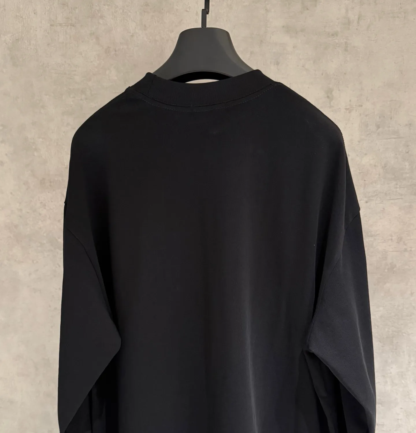 🅿️310 [Strict quality control] Dior's new long-sleeved sweatshirt T-shirt. Heavy 420g double yarn fabric. Beaded on the front. Wash the whole garment twice. Frayed and torn on all four sides. Heavy fabric. The neckline is made of icy Salona. Loose fit. Deep, wide and stylish. No deformation or shrinkage. Color: 2 colors black and white. Size: M-2xl.