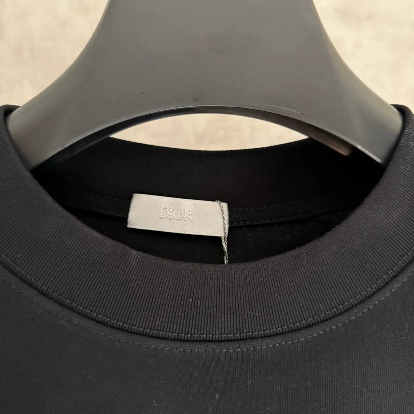 🅿️310 [Strict quality control] Dior's new long-sleeved sweatshirt T-shirt. Heavy 420g double yarn fabric. Beaded on the front. Wash the whole garment twice. Frayed and torn on all four sides. Heavy fabric. The neckline is made of icy Salona. Loose fit. Deep, wide and stylish. No deformation or shrinkage. Color: 2 colors black and white. Size: M-2xl.