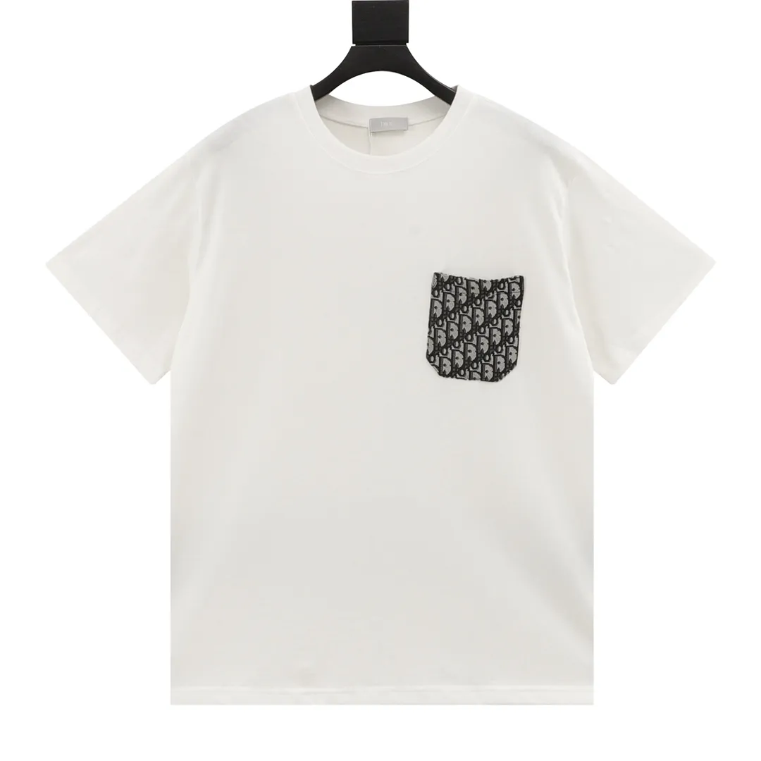 🅿️230 DIOR/Dior Pocket Decorative Splicing Short Sleeve T-shirt. The simple yet refined OS short T.Oblique splicing design creates a modern trendy look. Knitted cotton fabric is made using advanced knitting micro-density equipment to ensure that the product’s cutting shape and features are both trendy and fashionable. The spliced design of the thick cotton Oblique pocket and the printed logo strap on the back have a unique retro soft feel, full of street style and more retro flavor, reflecting the perfect design brought by the brand's fashion. Same style for men and women. size：S-L