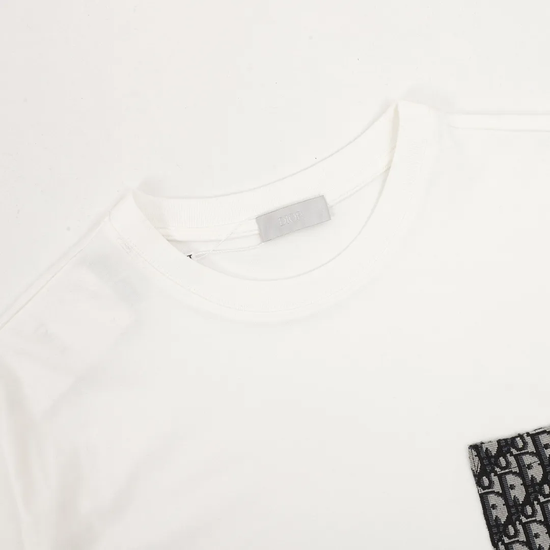 🅿️230 DIOR/Dior Pocket Decorative Splicing Short Sleeve T-shirt. The simple yet refined OS short T.Oblique splicing design creates a modern trendy look. Knitted cotton fabric is made using advanced knitting micro-density equipment to ensure that the product’s cutting shape and features are both trendy and fashionable. The spliced design of the thick cotton Oblique pocket and the printed logo strap on the back have a unique retro soft feel, full of street style and more retro flavor, reflecting the perfect design brought by the brand's fashion. Same style for men and women. size：S-L